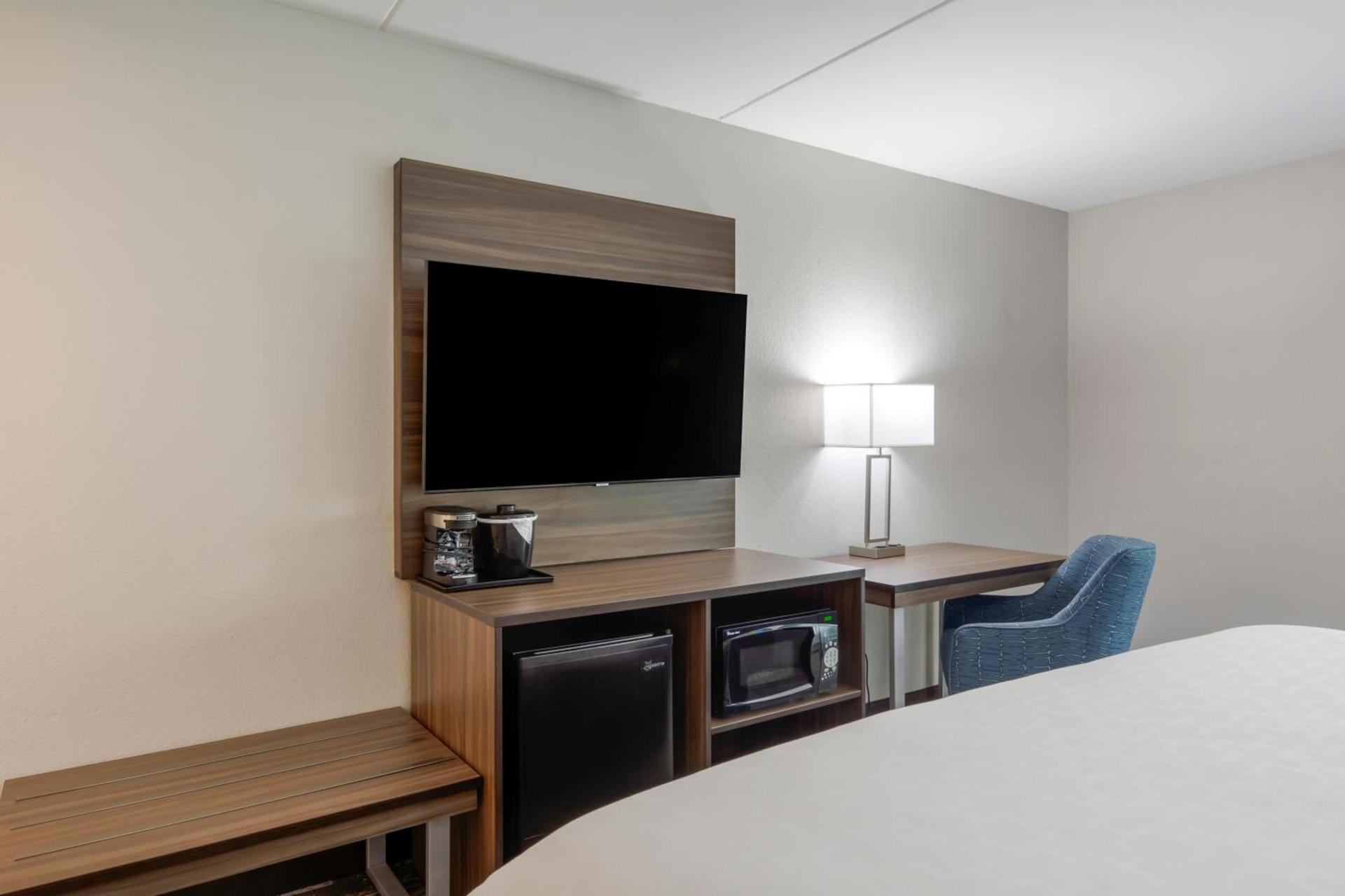 Clarion Pointe Charlottesville photo 43