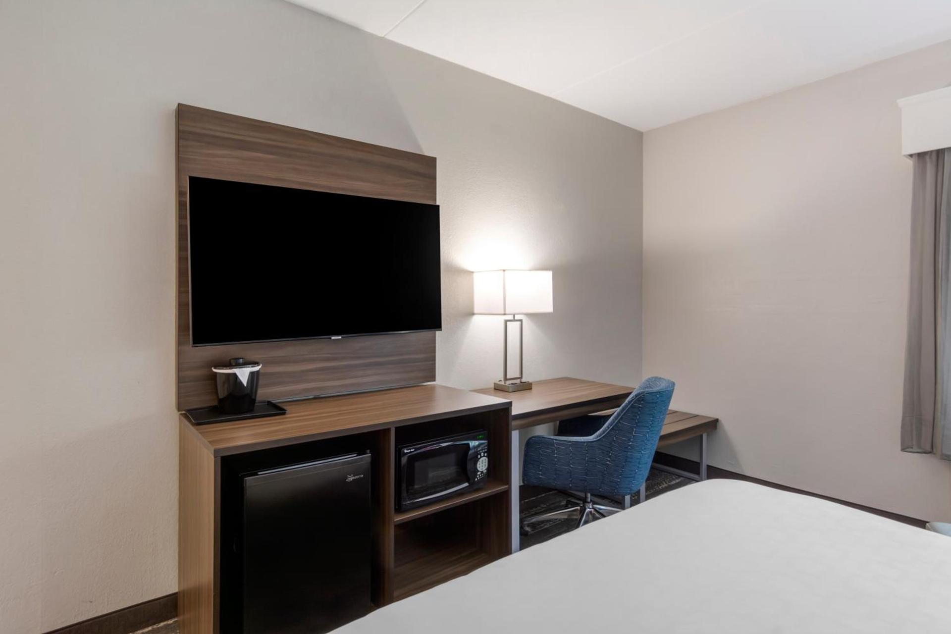Clarion Pointe Charlottesville photo 45