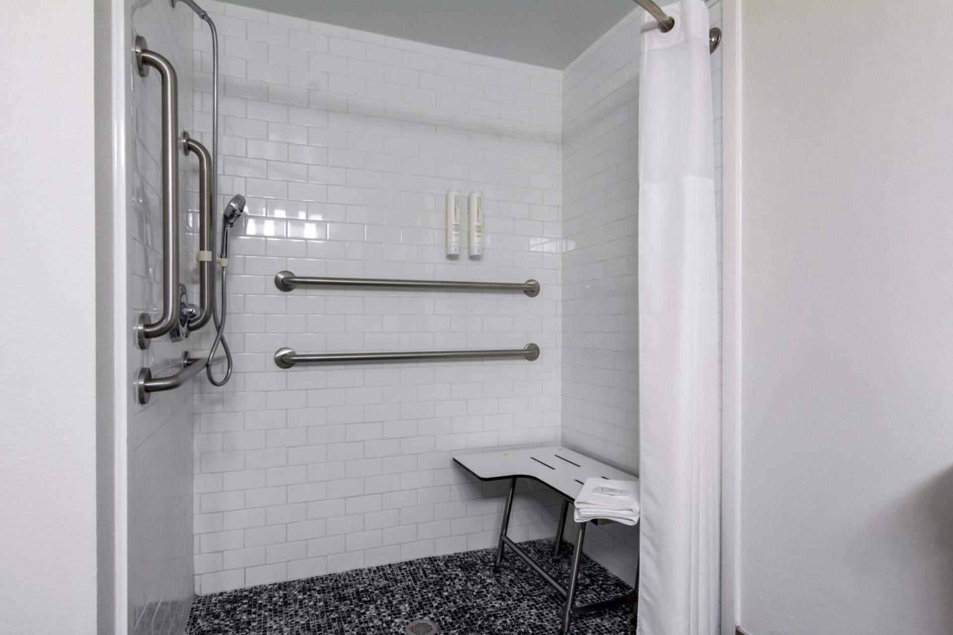 Clarion Pointe Charlottesville photo 49
