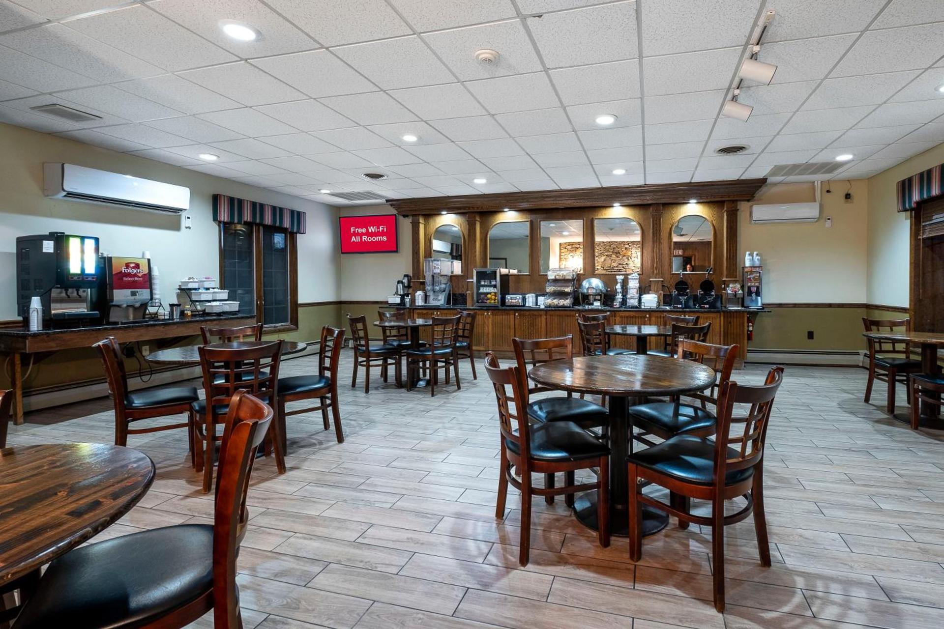 Red Roof Inn & Suites Hazleton photo 11