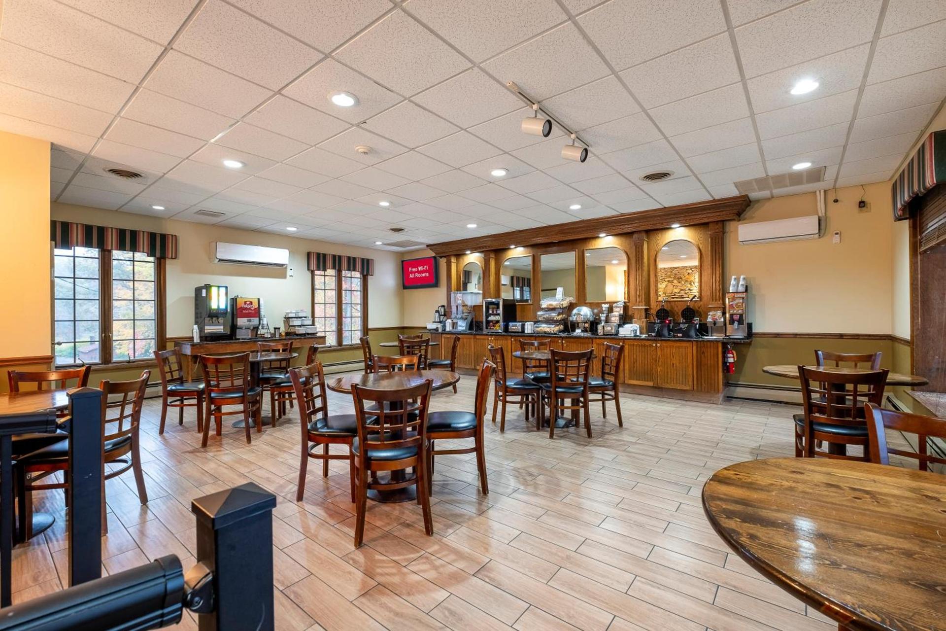 Red Roof Inn & Suites Hazleton photo 12