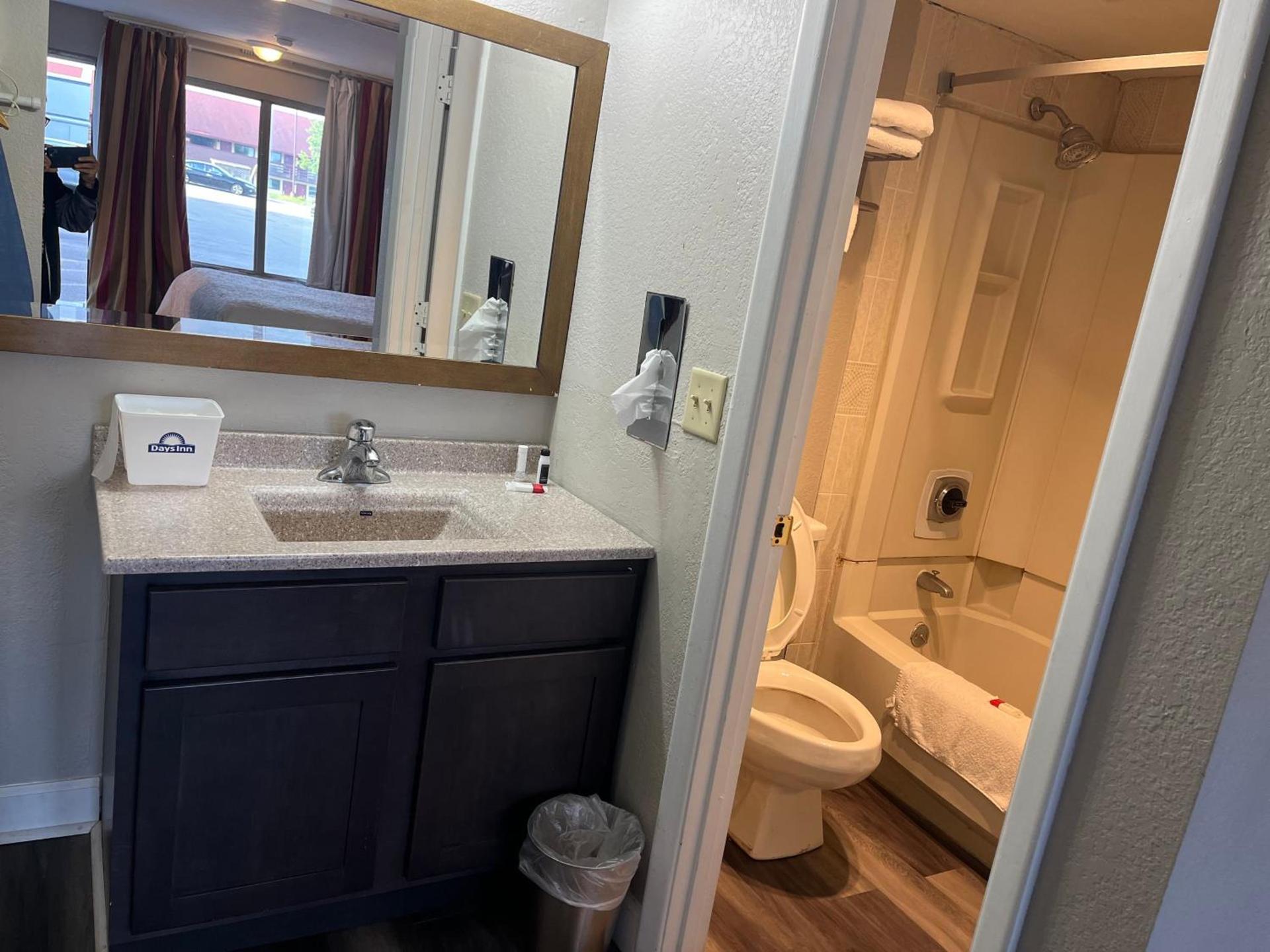 Days Inn & Suites by Wyndham Dayton North photo 7