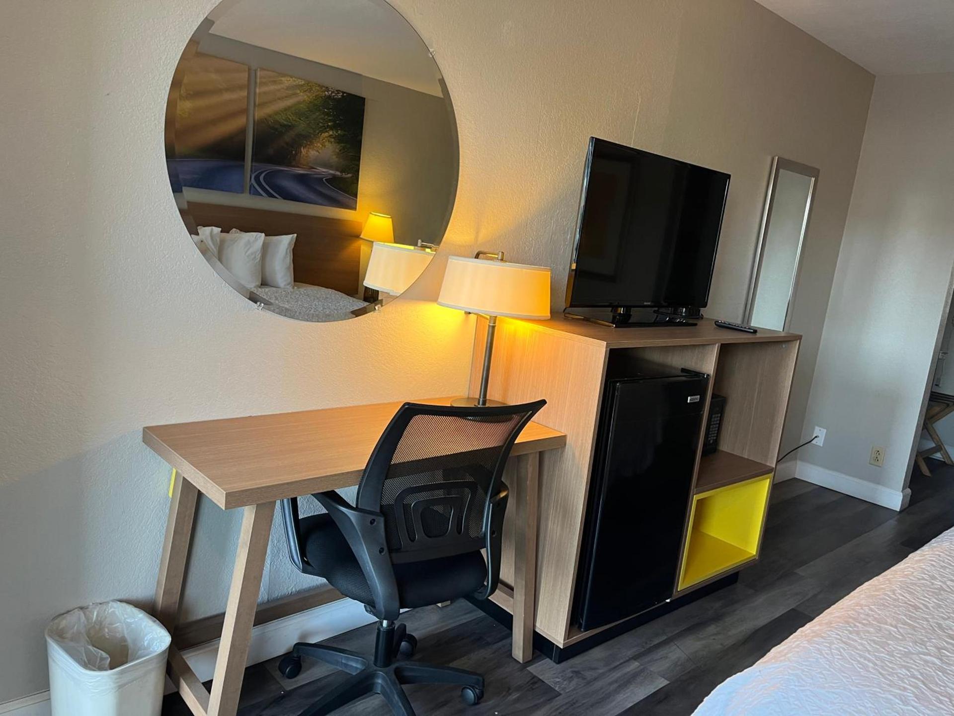 Days Inn & Suites by Wyndham Dayton North photo 9