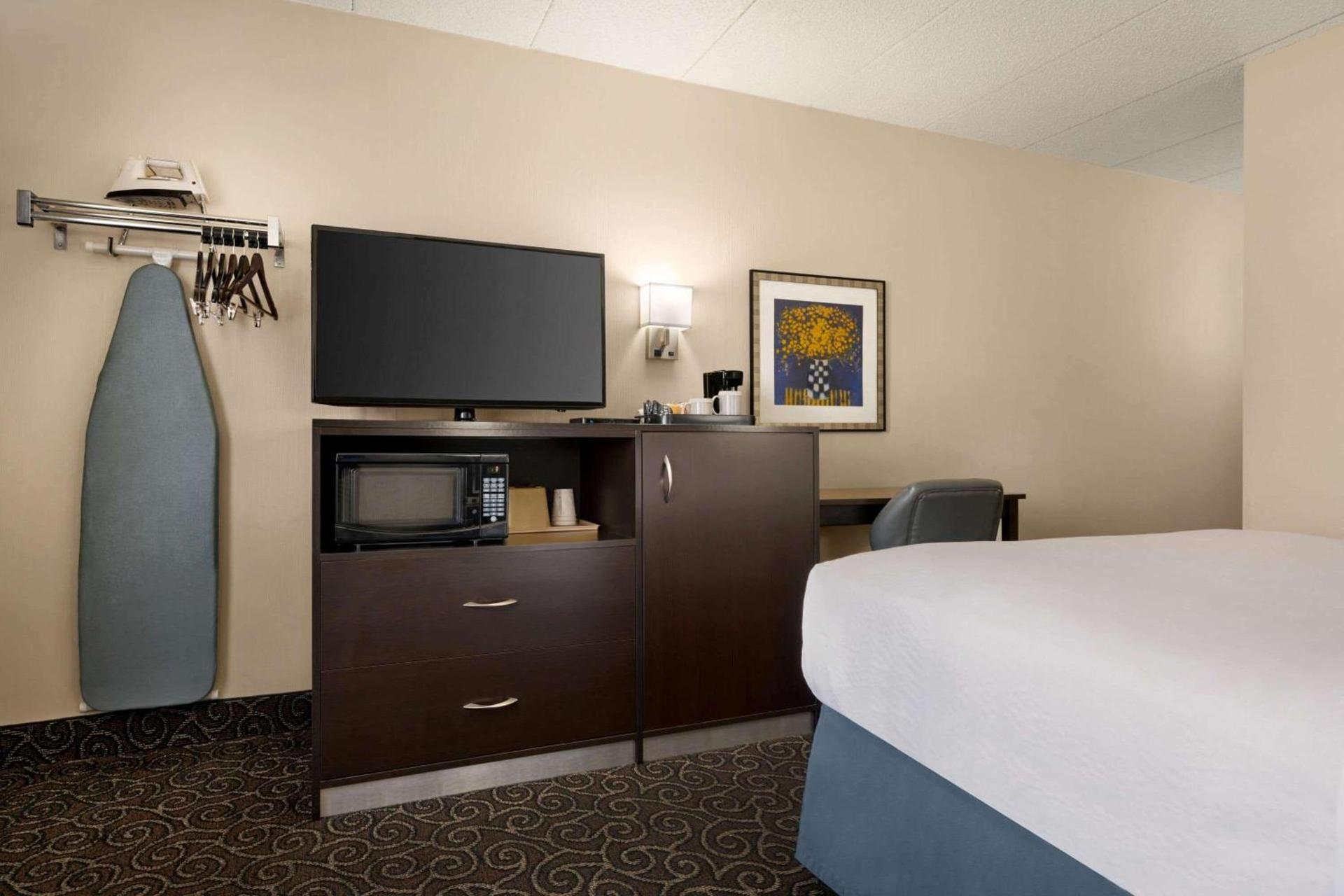 Days Inn by Wyndham Fort Collins photo 8