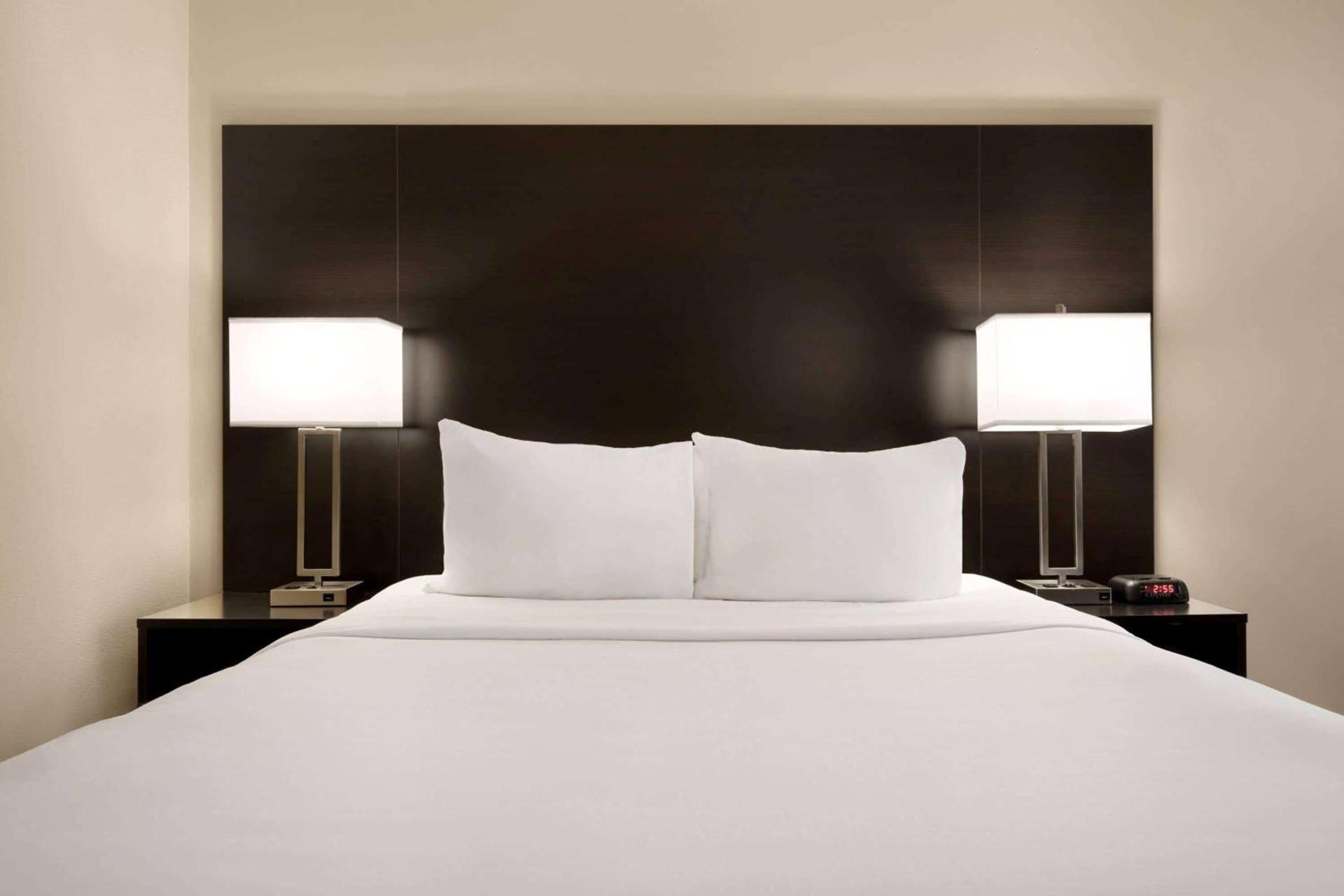 Days Inn by Wyndham Fort Collins photo 9