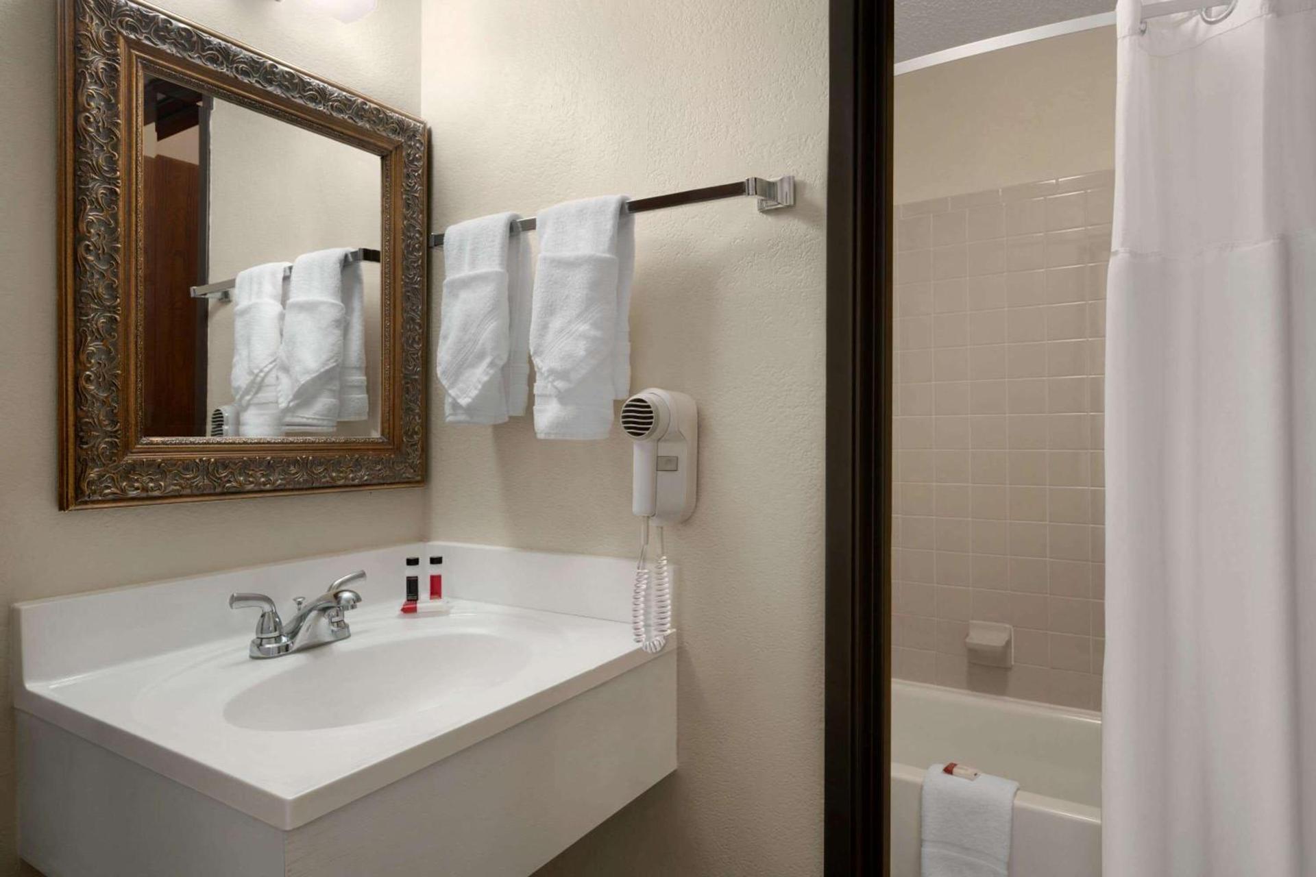 Days Inn by Wyndham Fort Collins photo 16