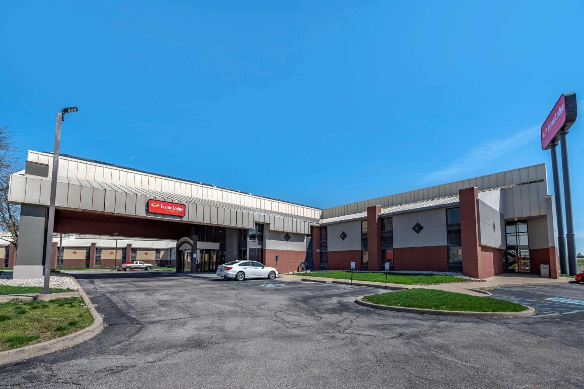 Suburban Studios Lafayette photo 4