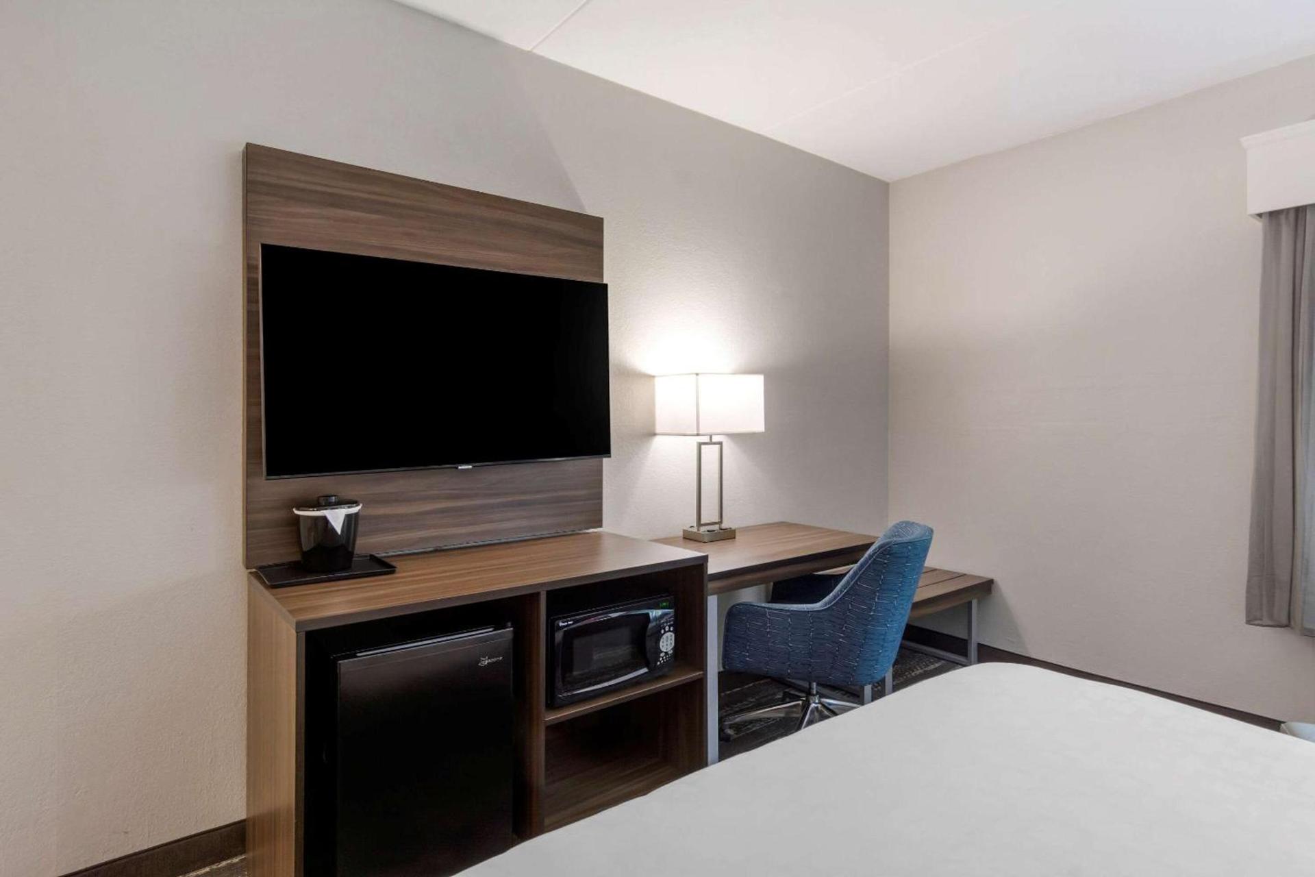 Clarion Pointe Charlottesville photo 10