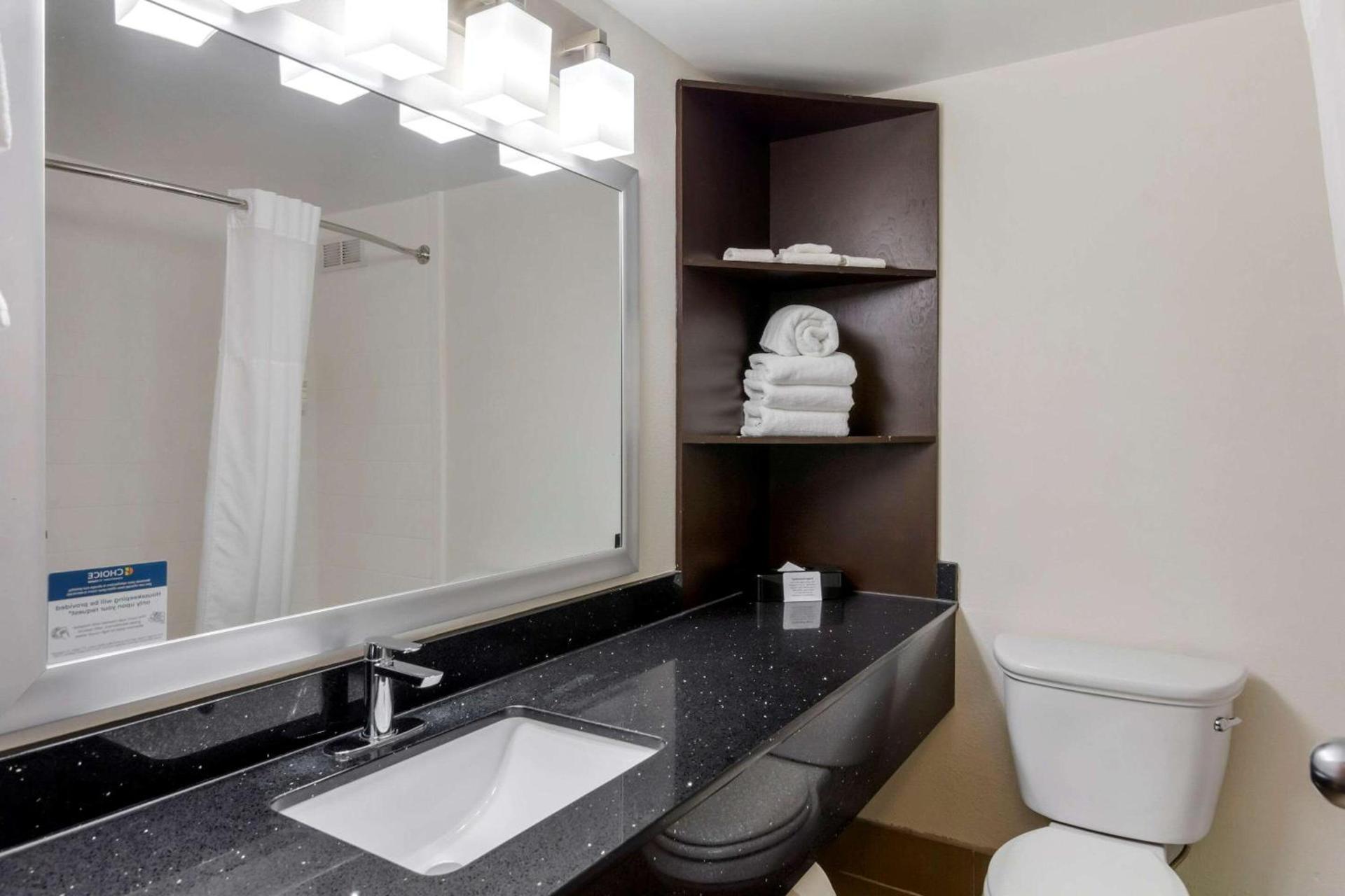 Clarion Pointe Charlottesville photo 15