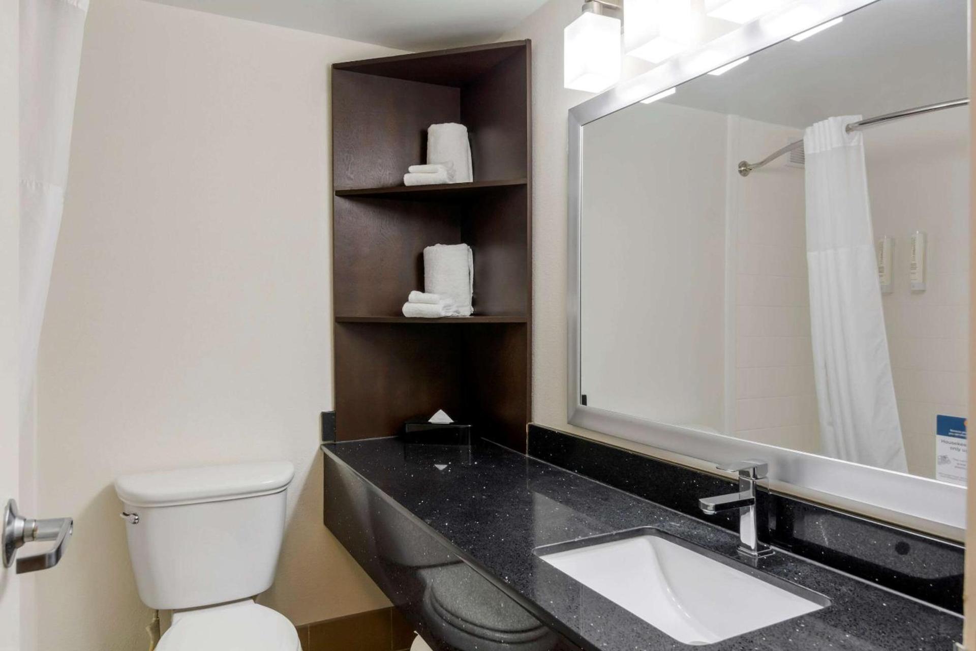 Clarion Pointe Charlottesville photo 19