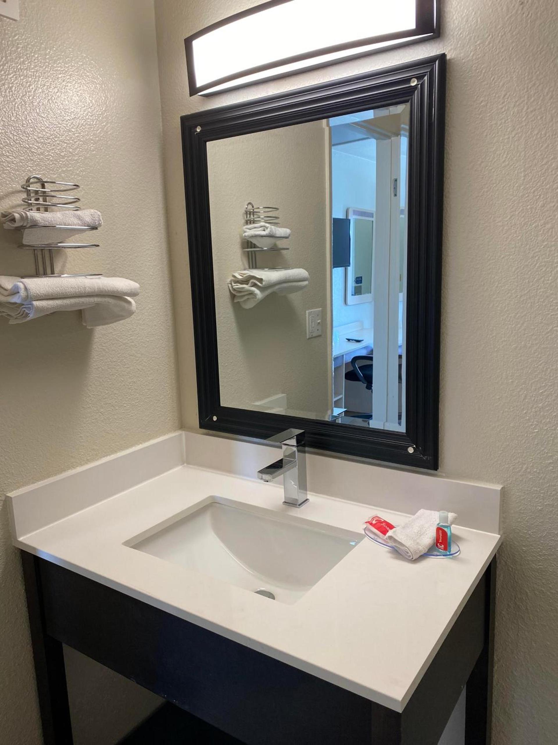 Econo Lodge Stockton near I-5 Fairgrounds photo 42