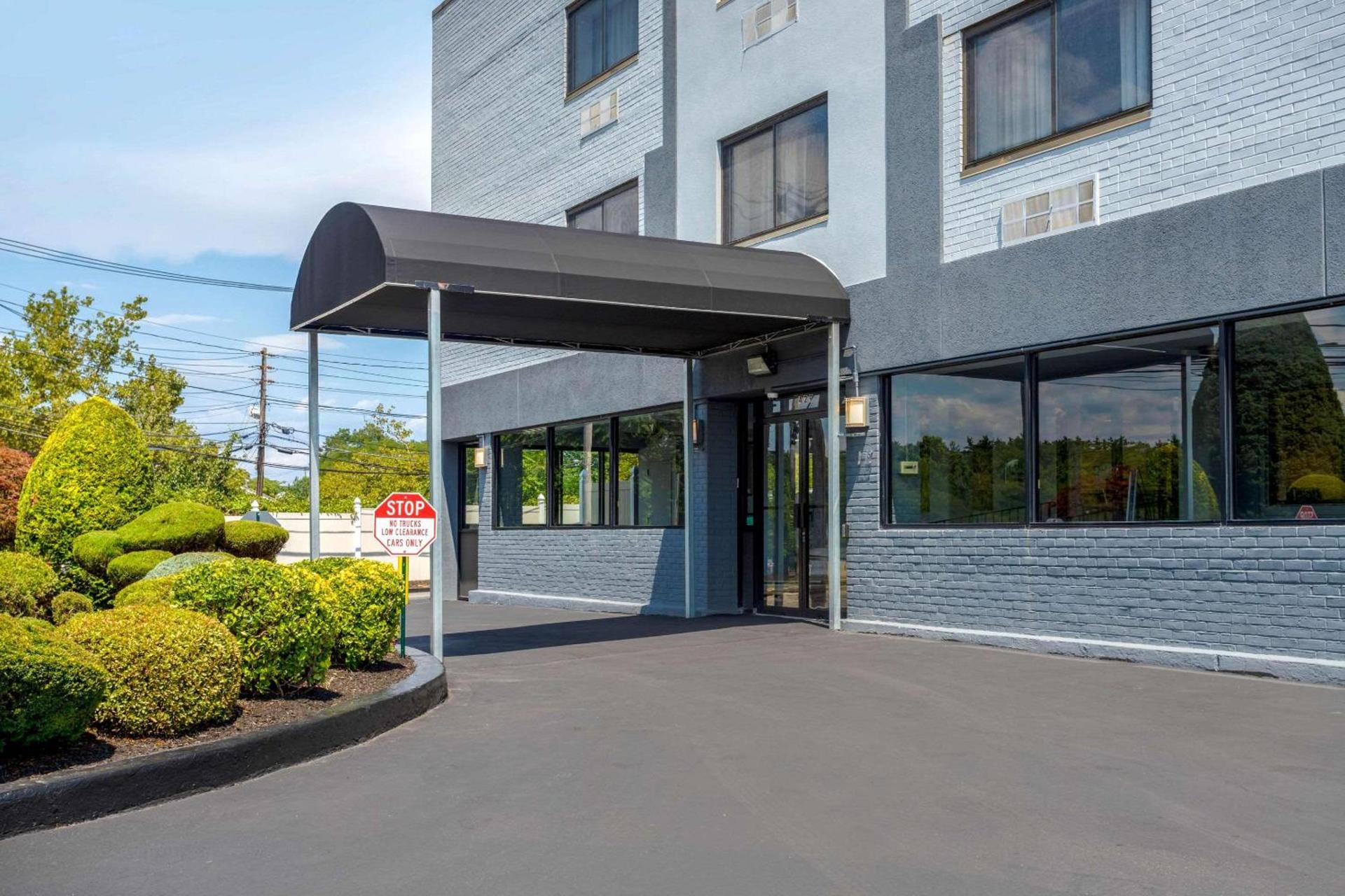 Econo Lodge Hicksville - Long Island photo 4