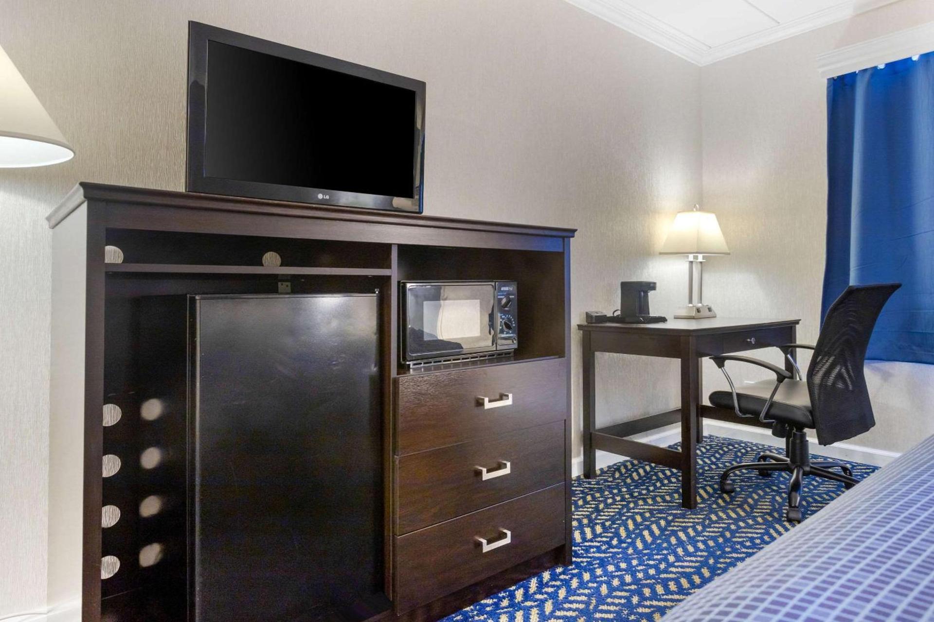 Econo Lodge Hicksville - Long Island photo 8