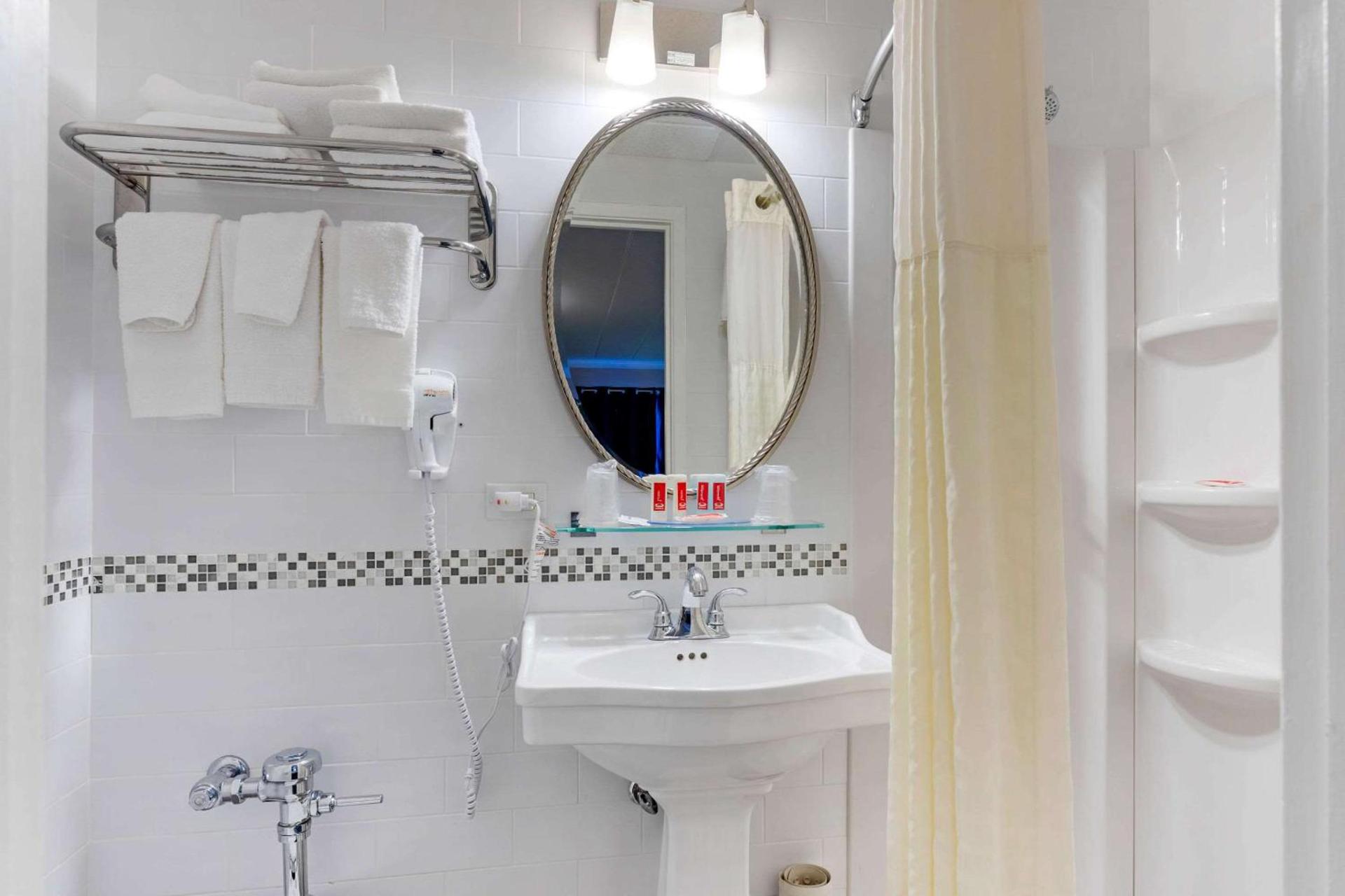 Econo Lodge Hicksville - Long Island photo 10