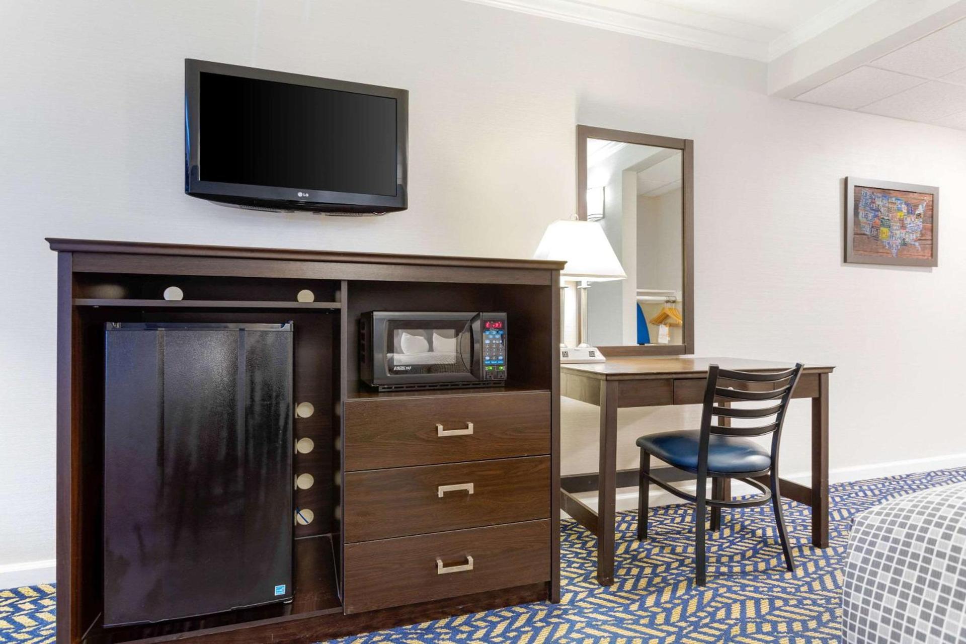 Econo Lodge Hicksville - Long Island photo 12