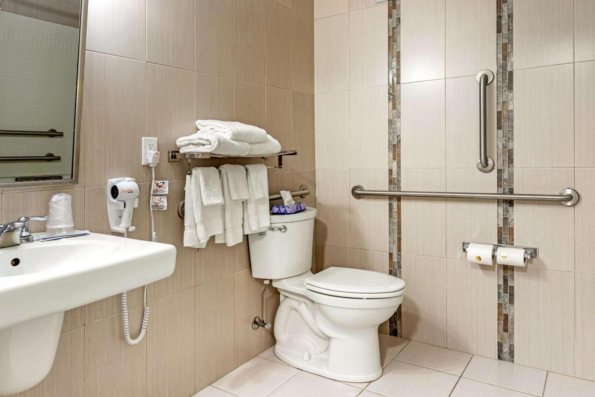 Econo Lodge Hicksville - Long Island photo 13