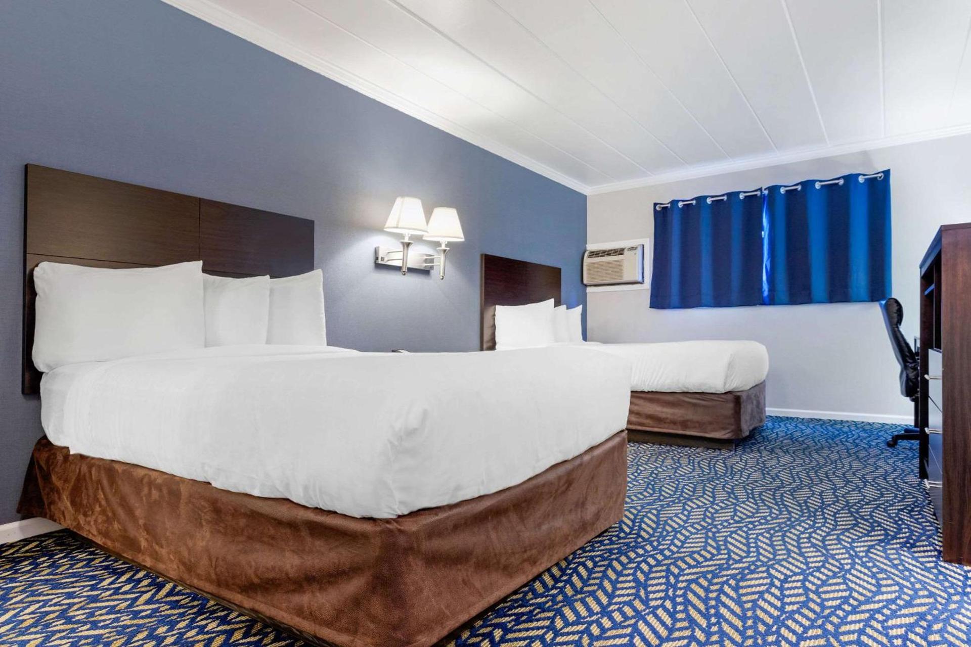 Econo Lodge Hicksville - Long Island photo 14
