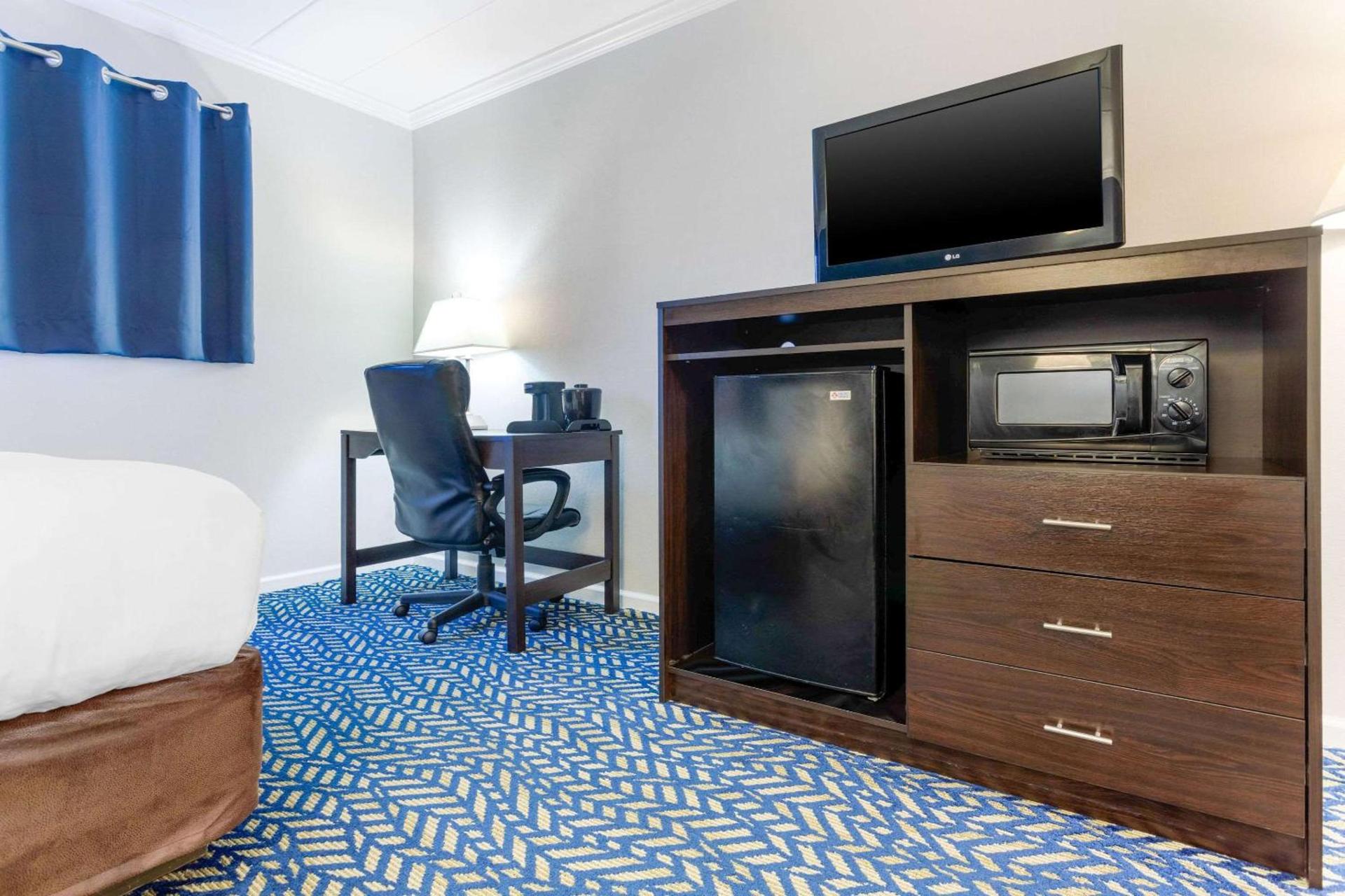Econo Lodge Hicksville - Long Island photo 16