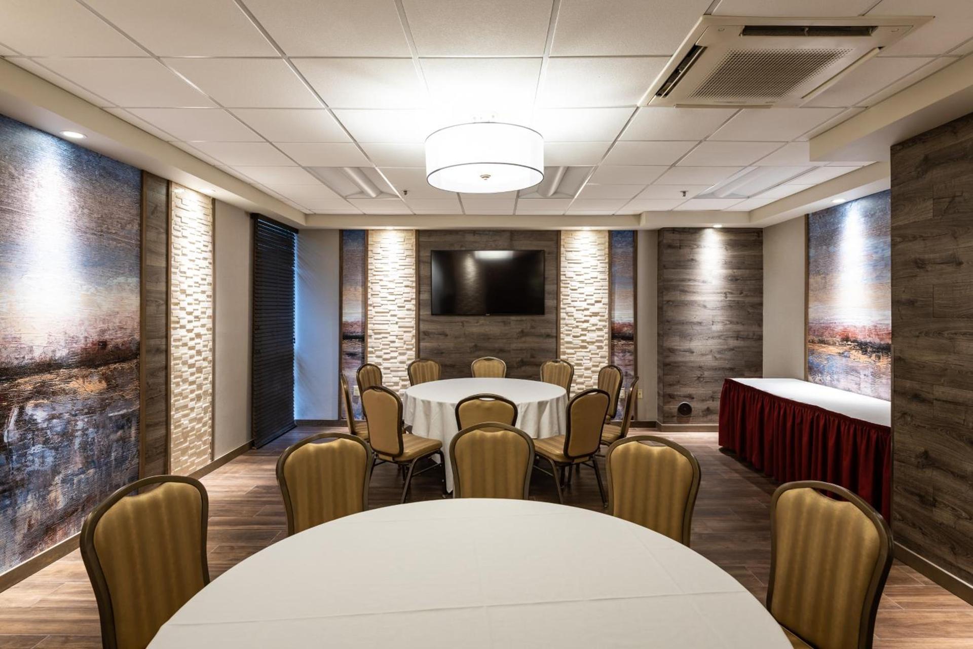 Holiday Inn Newark International Airport photo 11