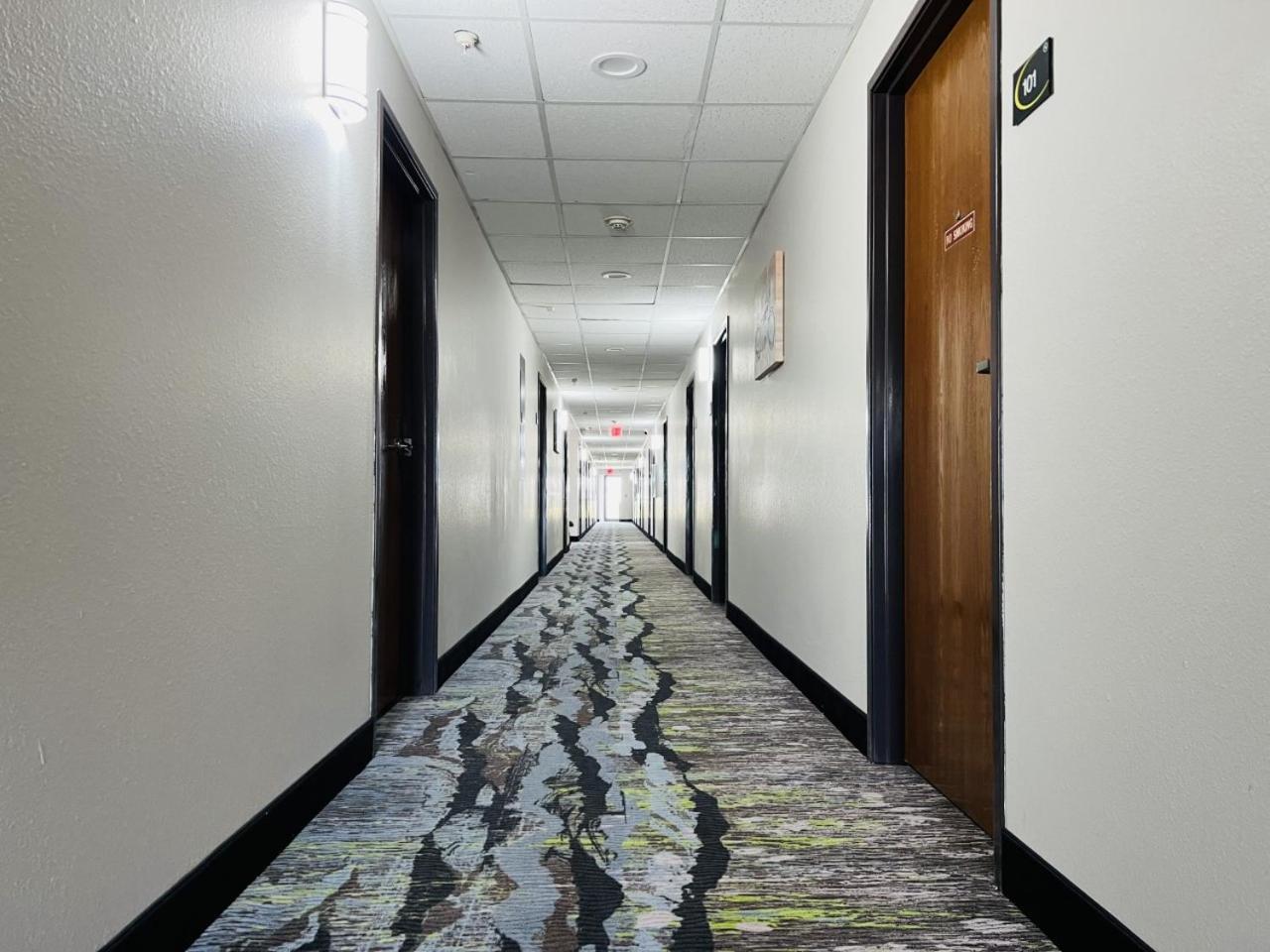Super 8 by Wyndham Pratt photo 37
