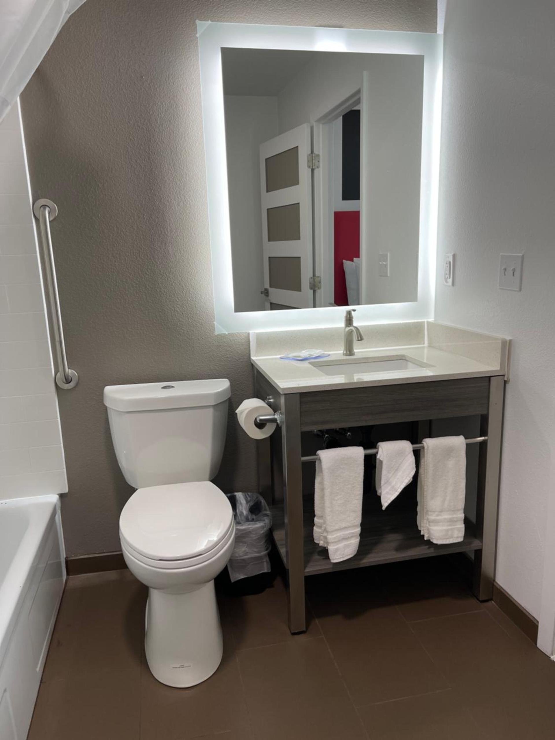 Seven Seas Inn & Suites photo 11