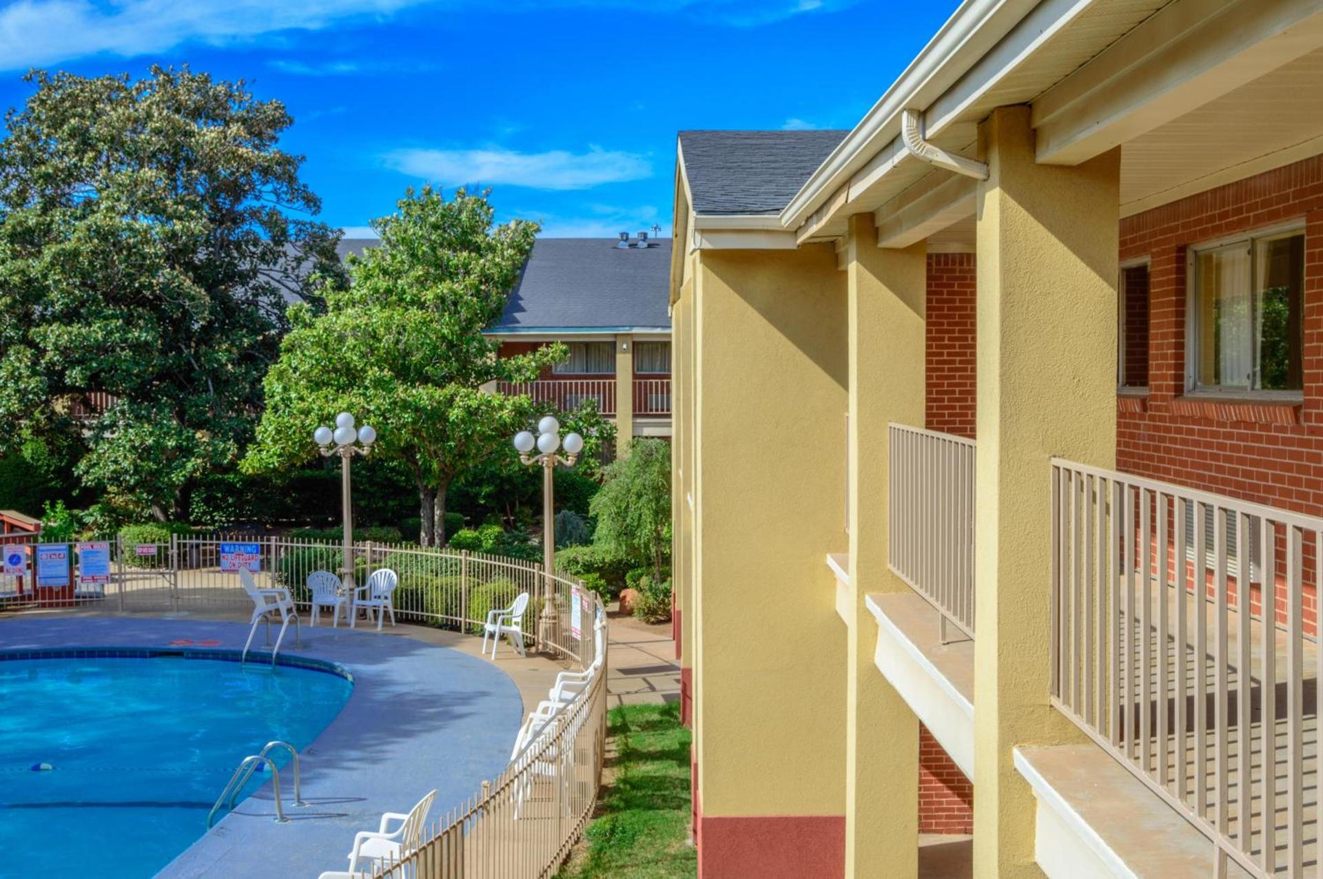Days Inn by Wyndham Lawton photo 42