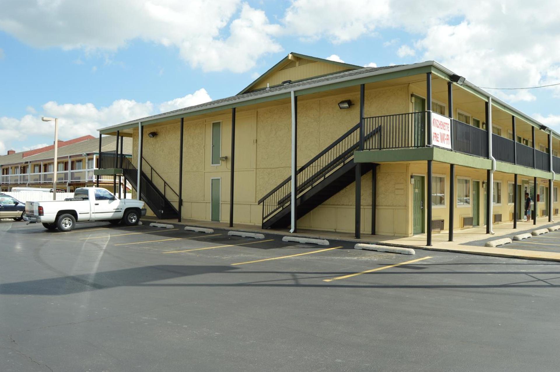 Delux Inn Tulsa photo 5