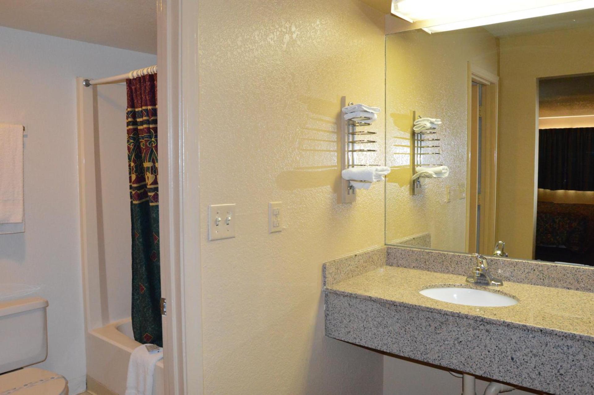 Delux Inn Tulsa photo 12