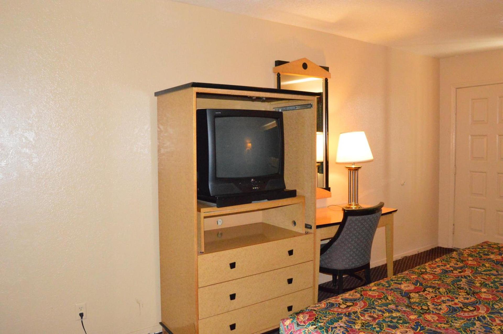 Delux Inn Tulsa photo 10