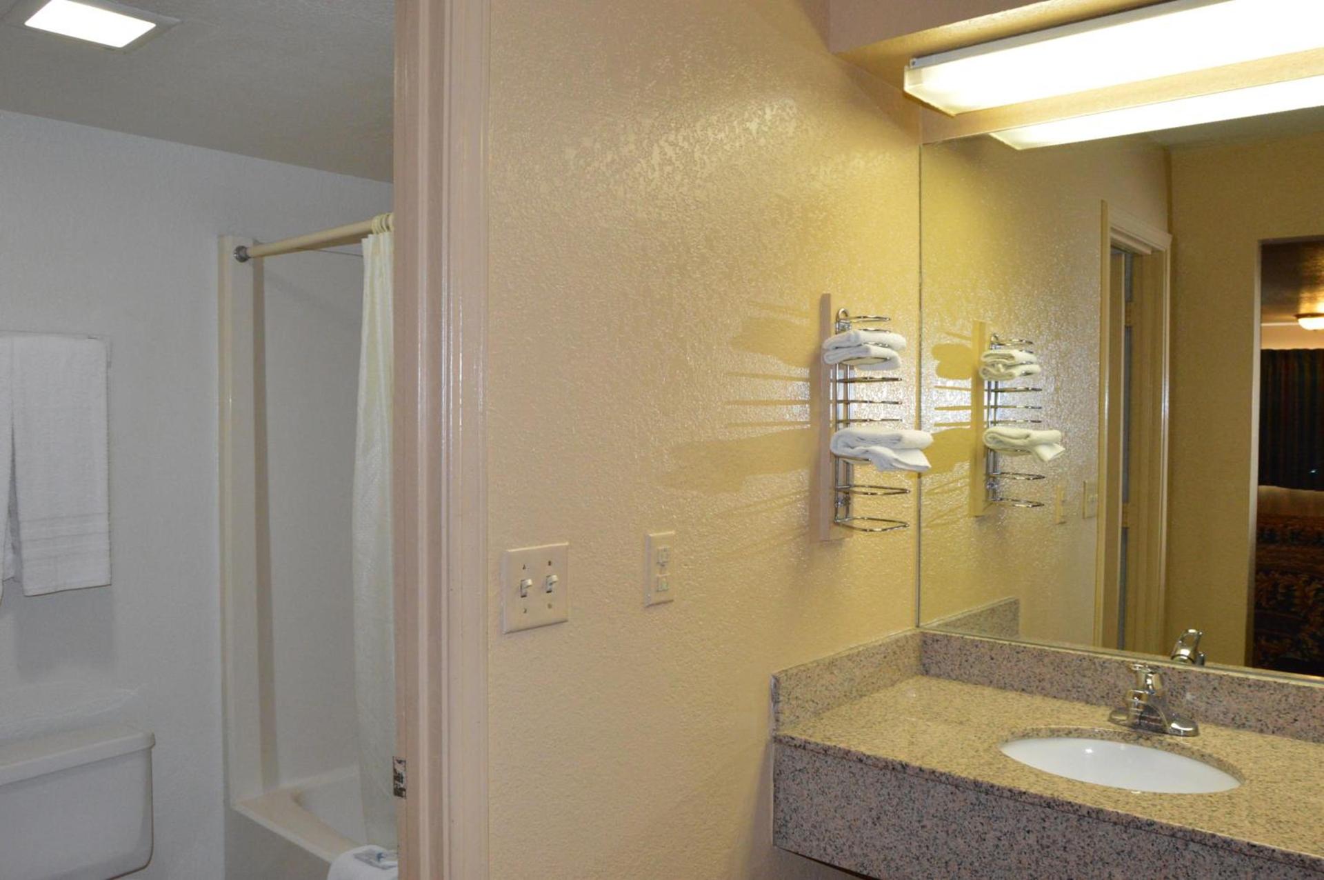 Delux Inn Tulsa photo 13