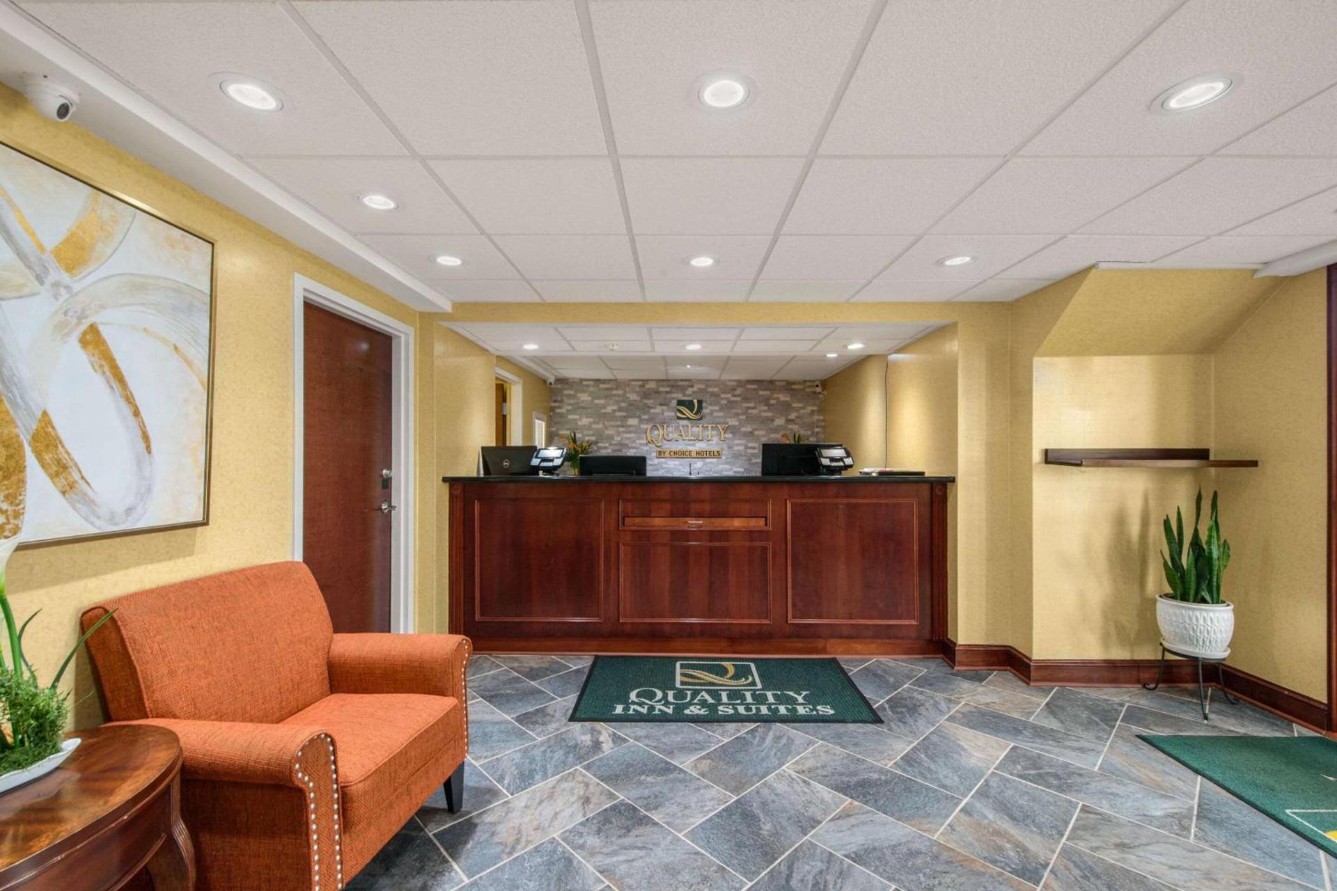 Hibiscus Inn & Suites photo 16