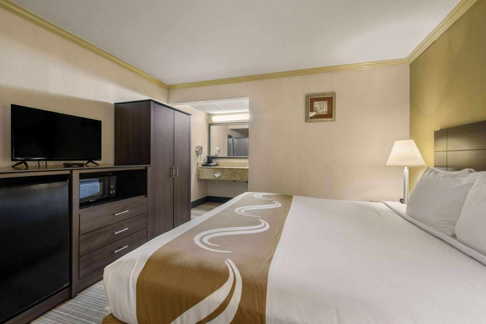 Hibiscus Inn & Suites photo 23