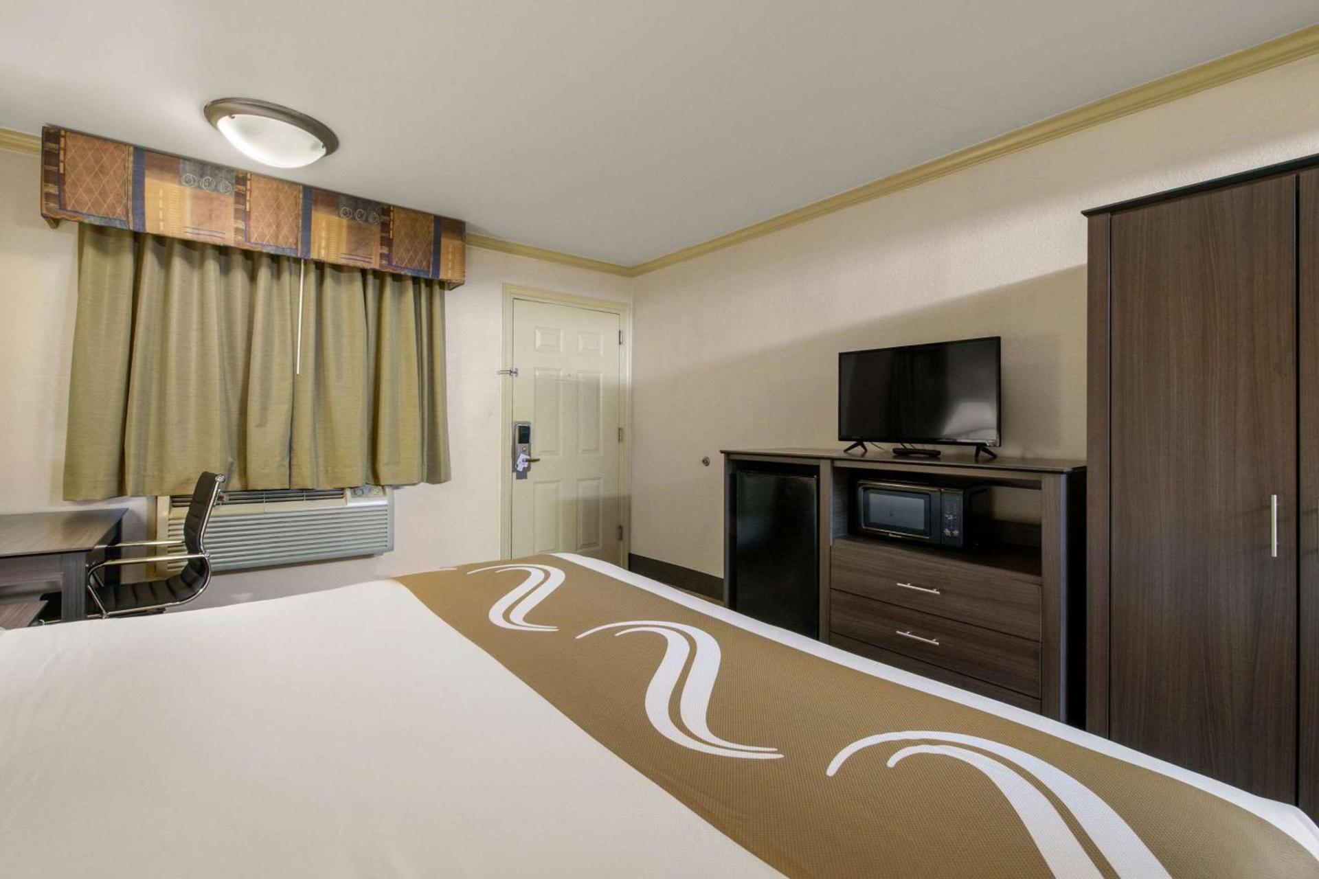 Hibiscus Inn & Suites photo 24