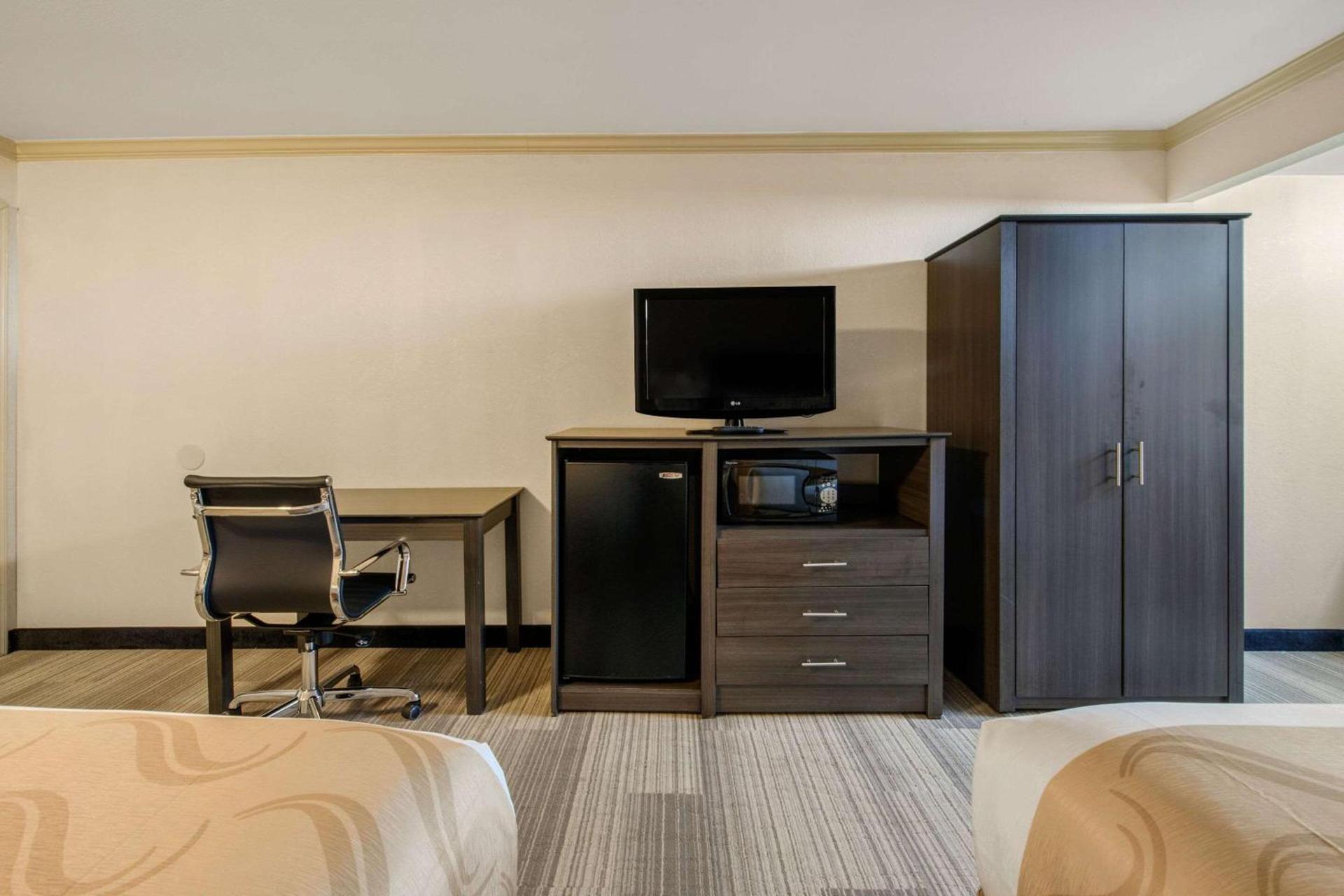 Hibiscus Inn & Suites photo 28