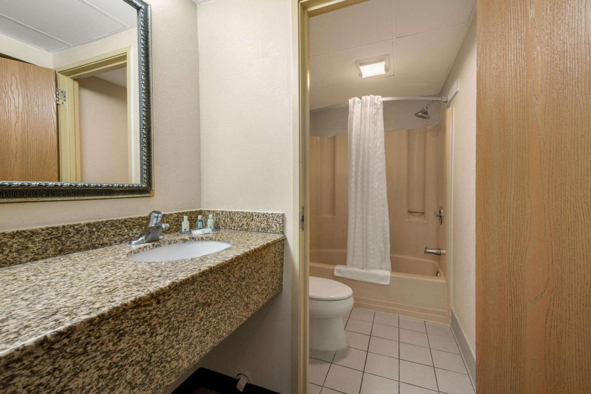 Hibiscus Inn & Suites photo 29
