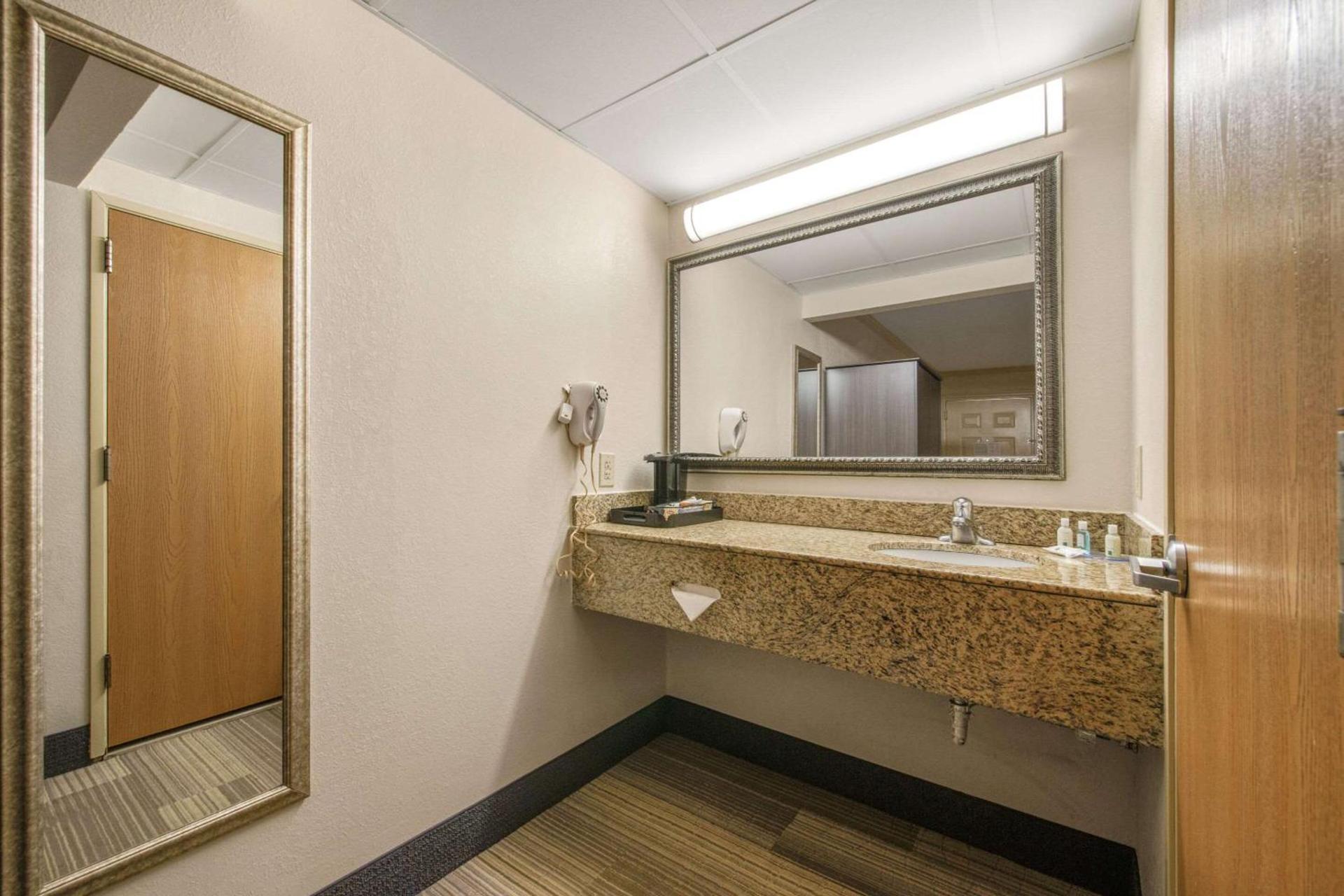 Hibiscus Inn & Suites photo 31