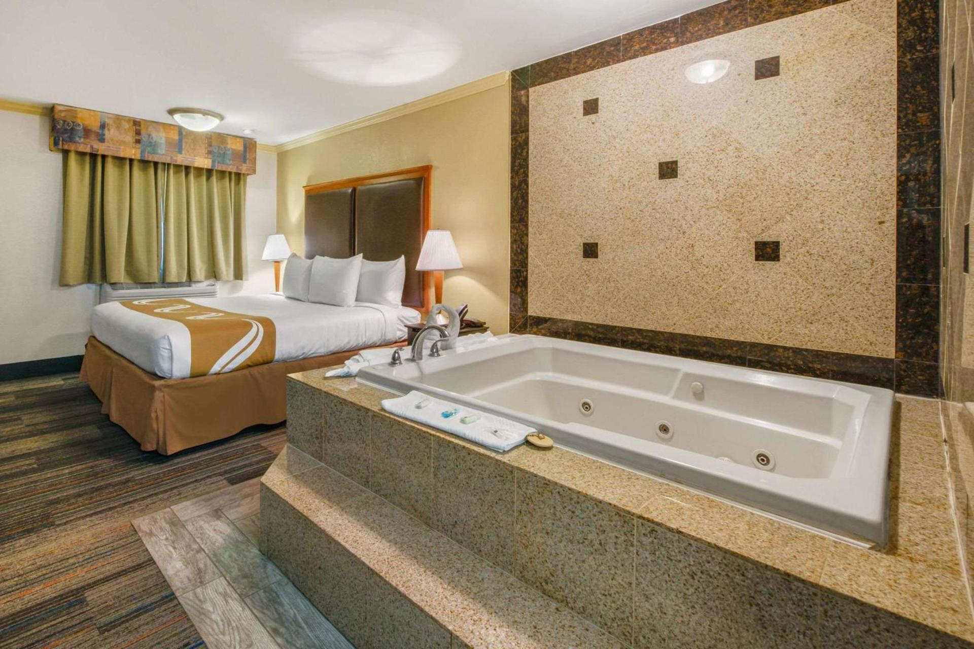 Hibiscus Inn & Suites photo 33