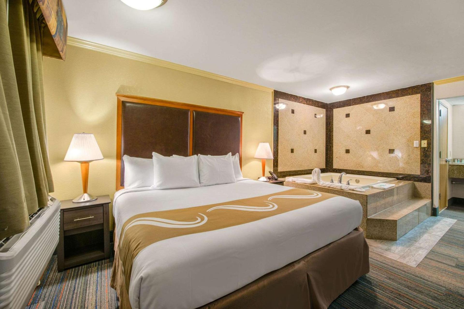 Hibiscus Inn & Suites photo 32