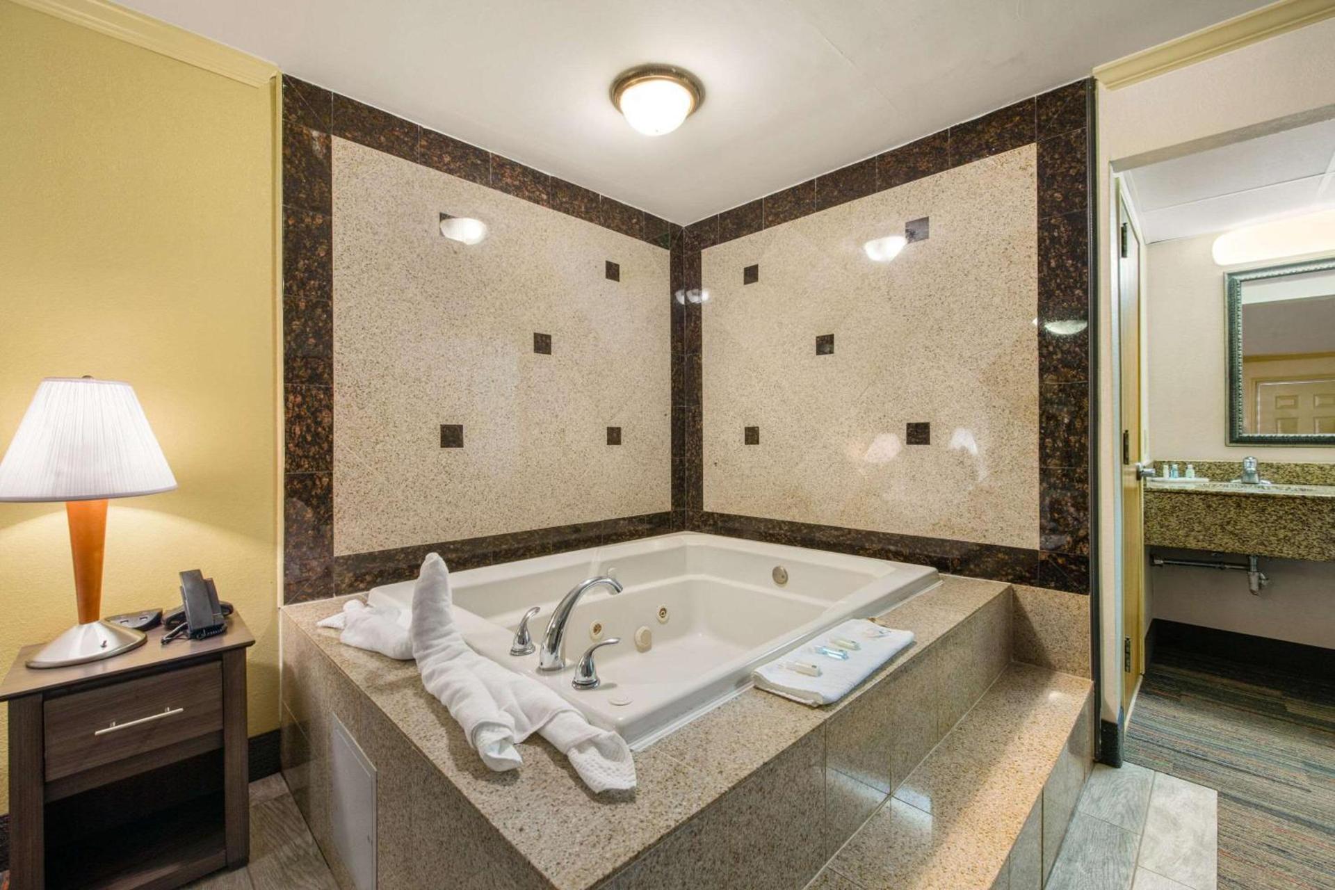 Hibiscus Inn & Suites photo 35