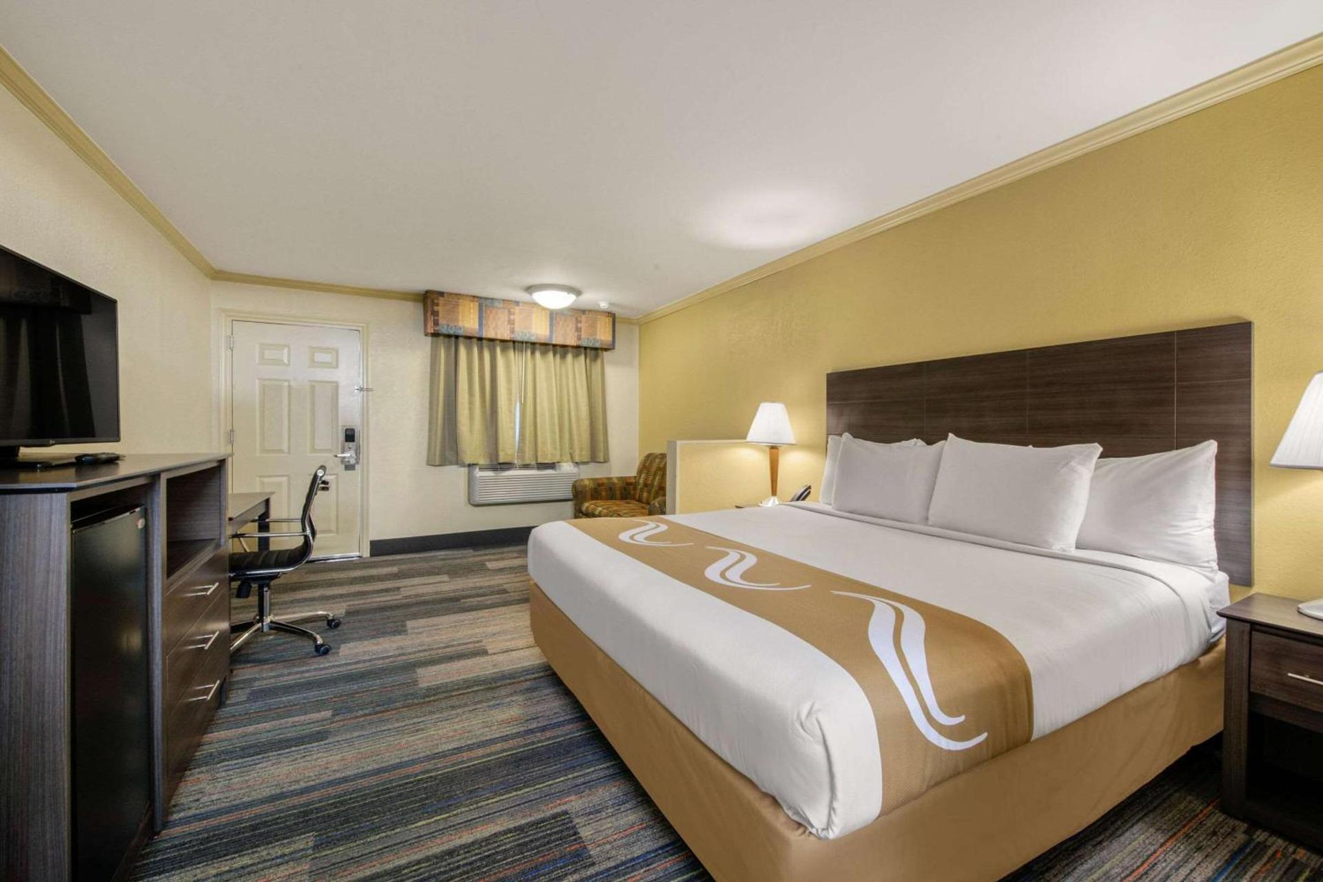 Hibiscus Inn & Suites photo 37