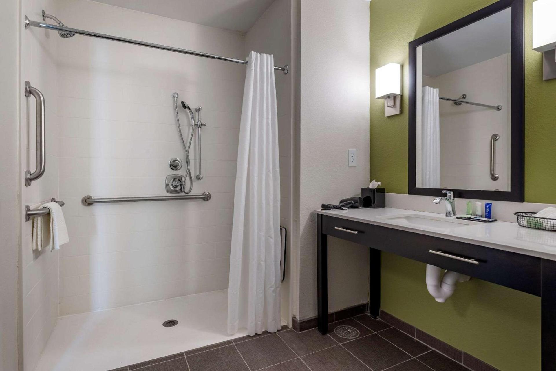 Redwood inn & Suites Crosby photo 13
