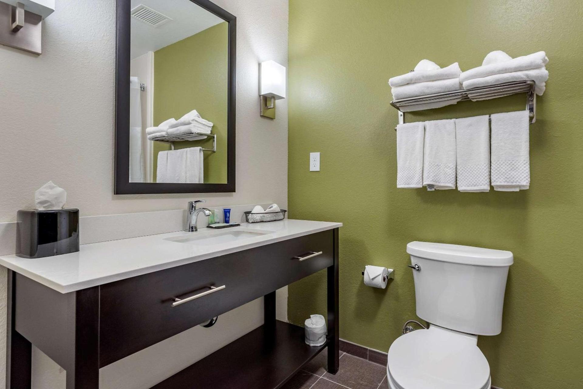 Redwood inn & Suites Crosby photo 17