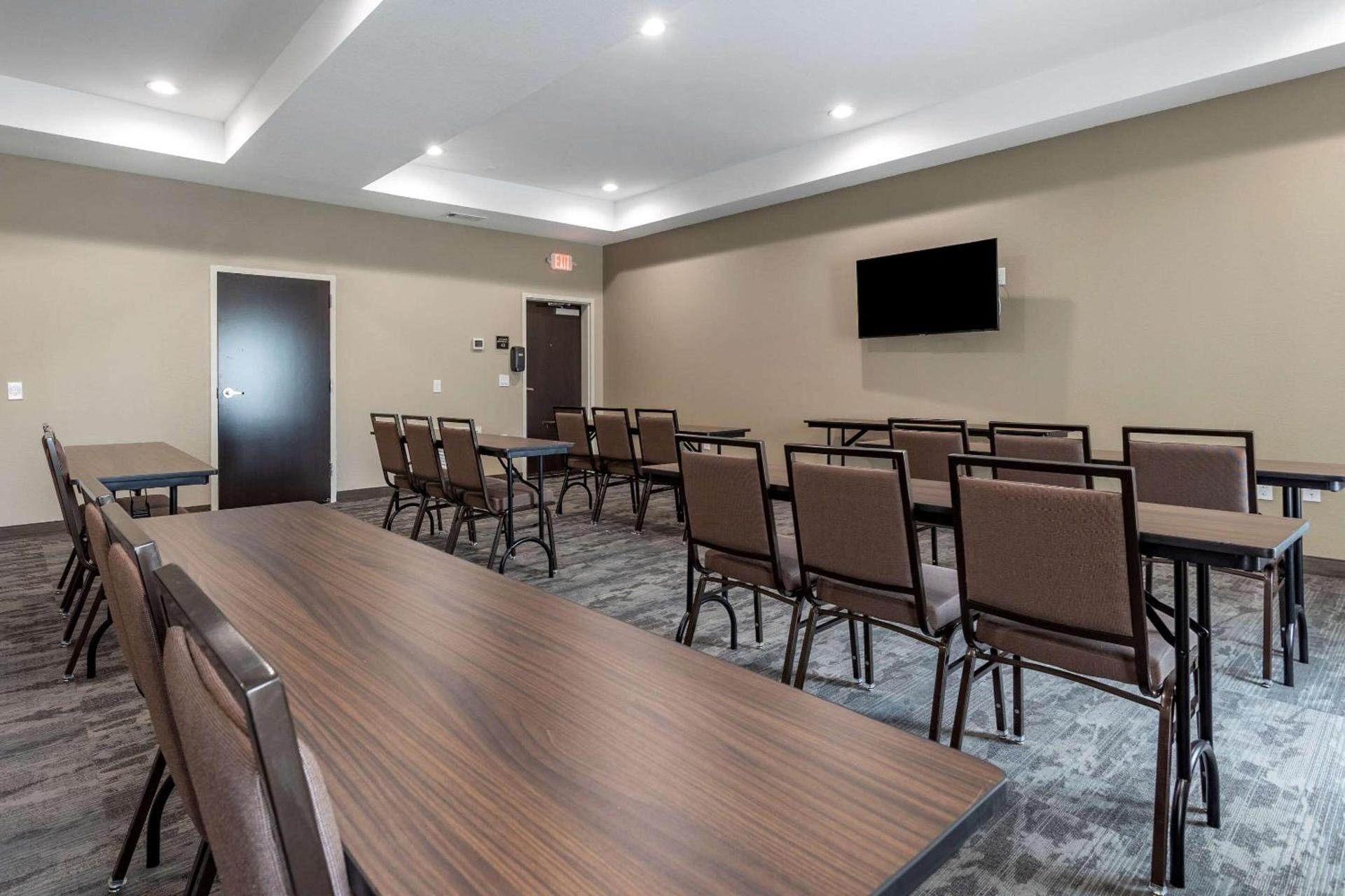 Redwood inn & Suites Crosby photo 28