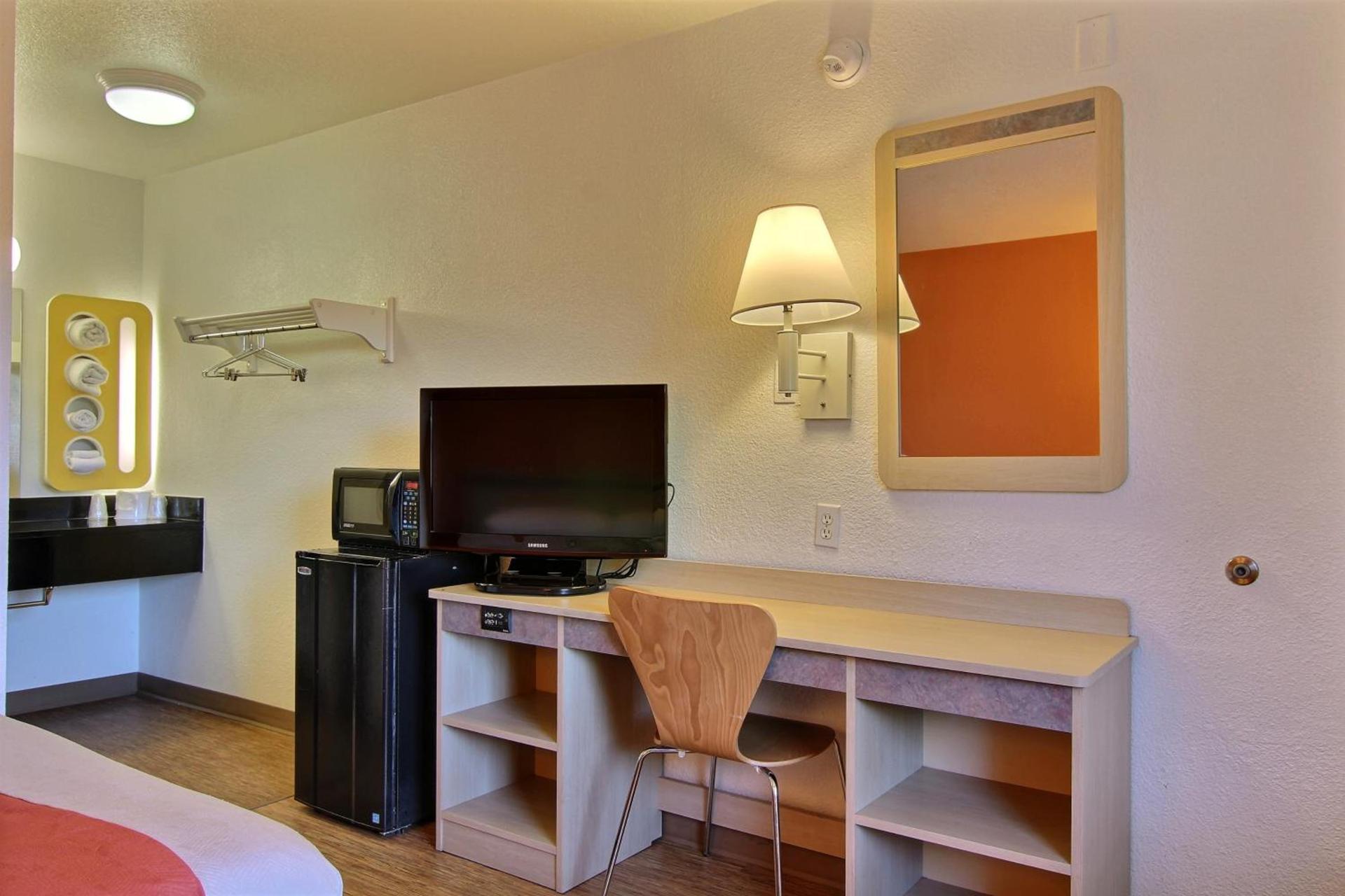Motel 6-Bismarck, ND photo 11