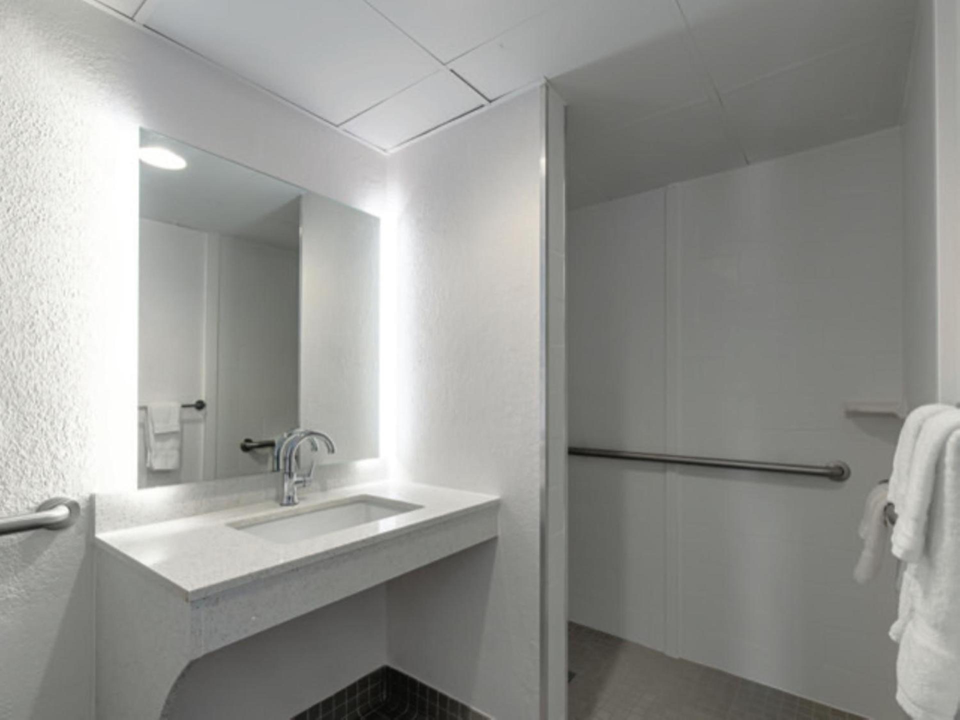 Baymont by Wyndham White Plains - Elmsford photo 52