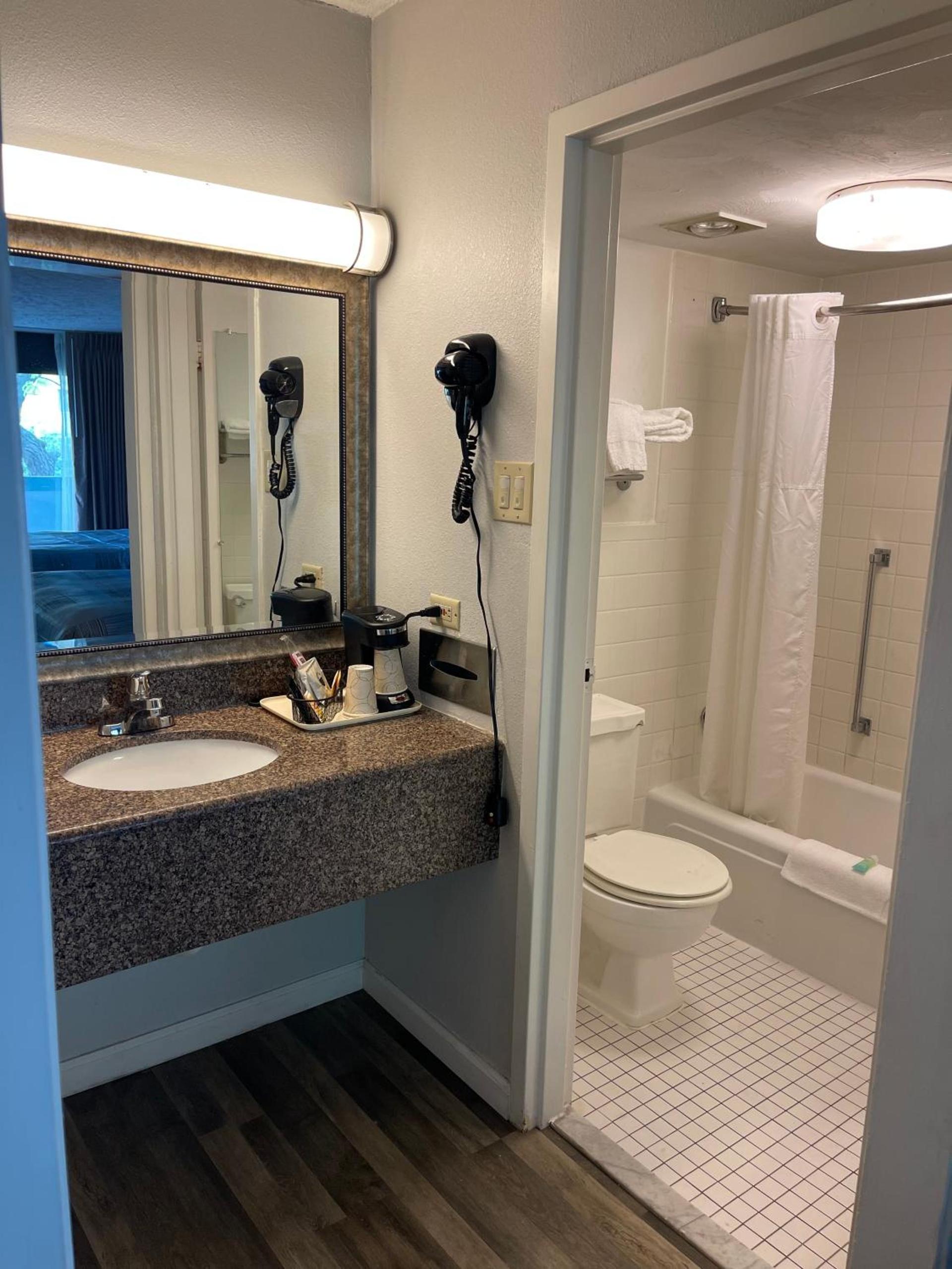 Wilkes-Barre Inn & Suites photo 25