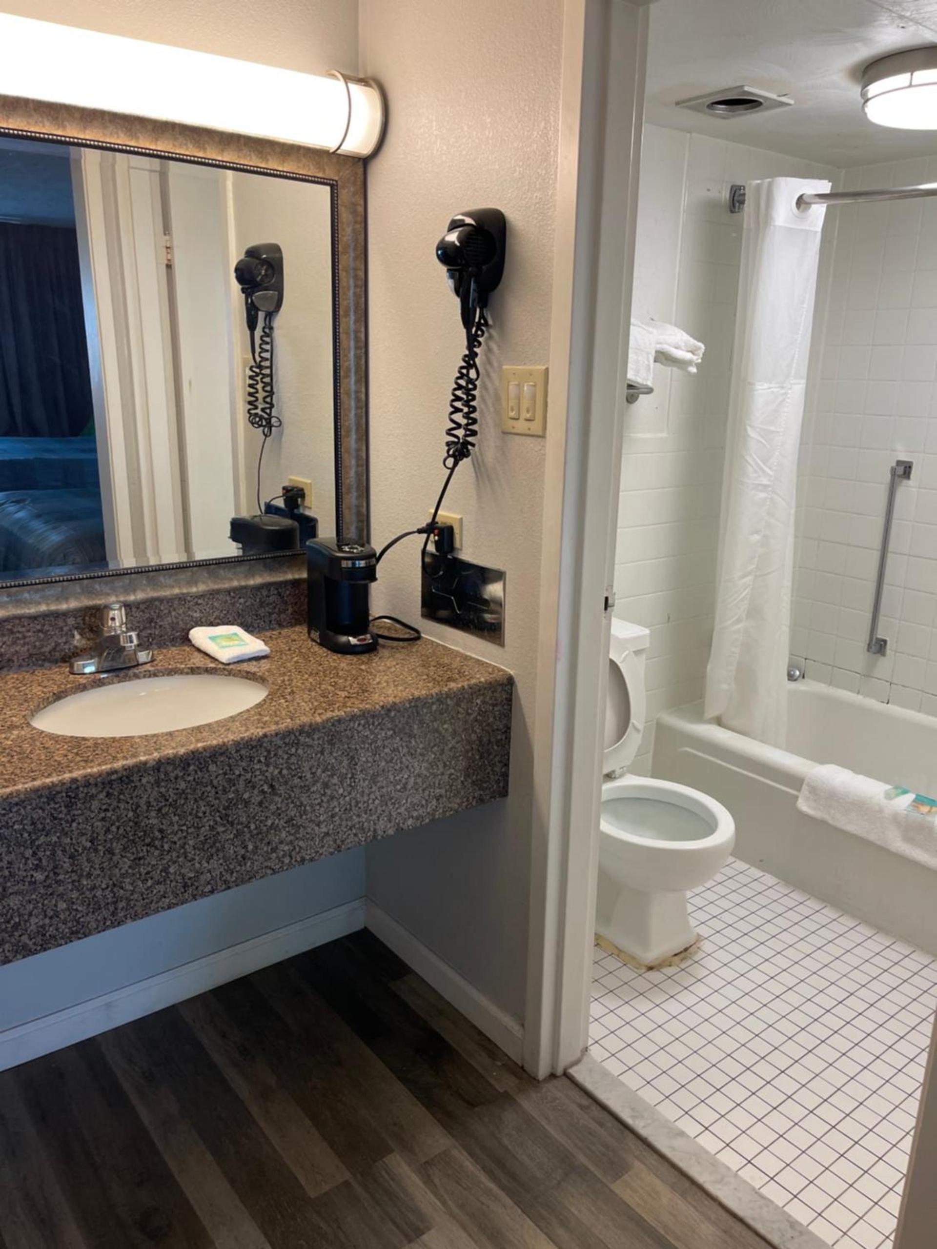 Wilkes-Barre Inn & Suites photo 23