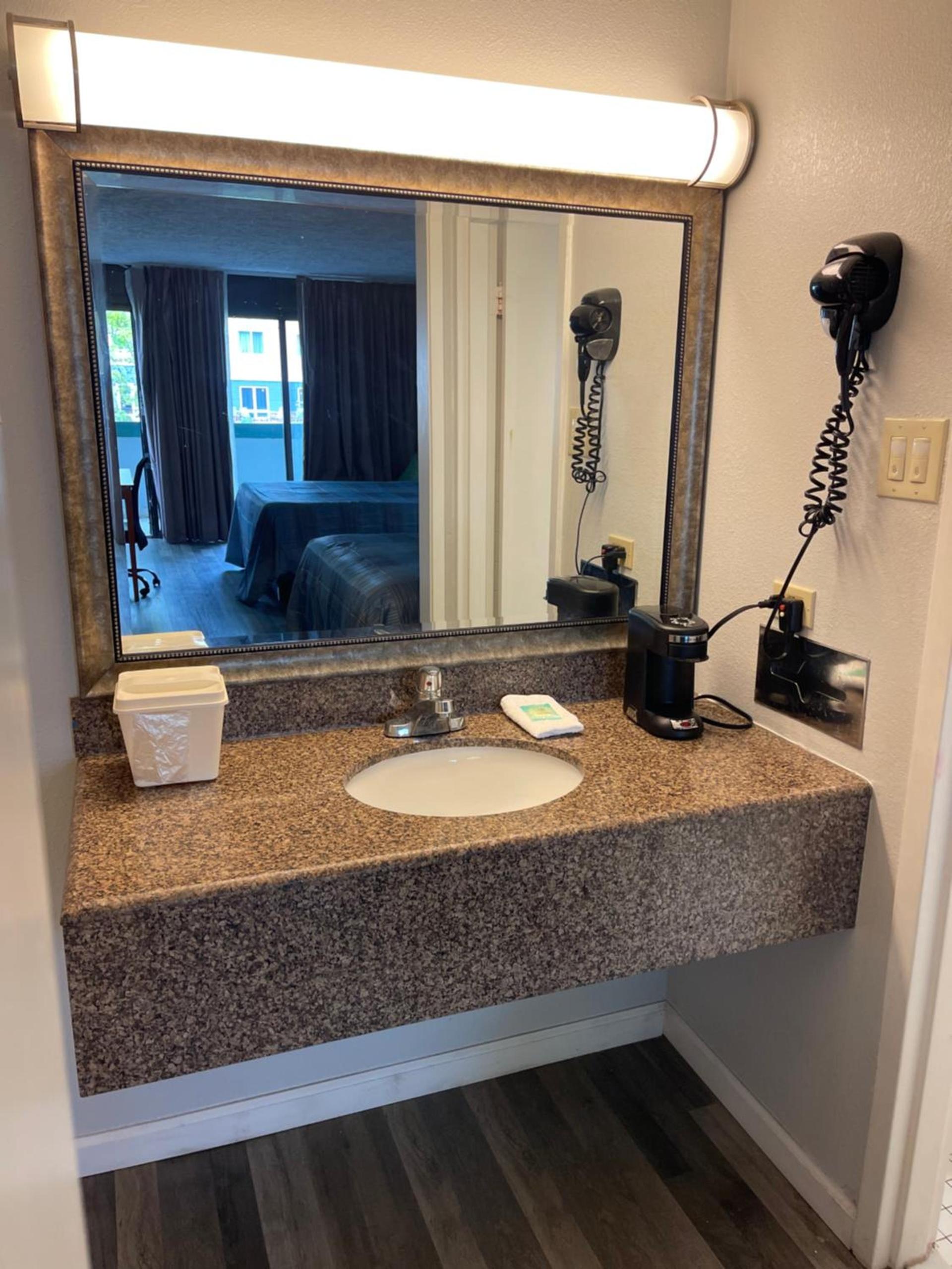 Wilkes-Barre Inn & Suites photo 16