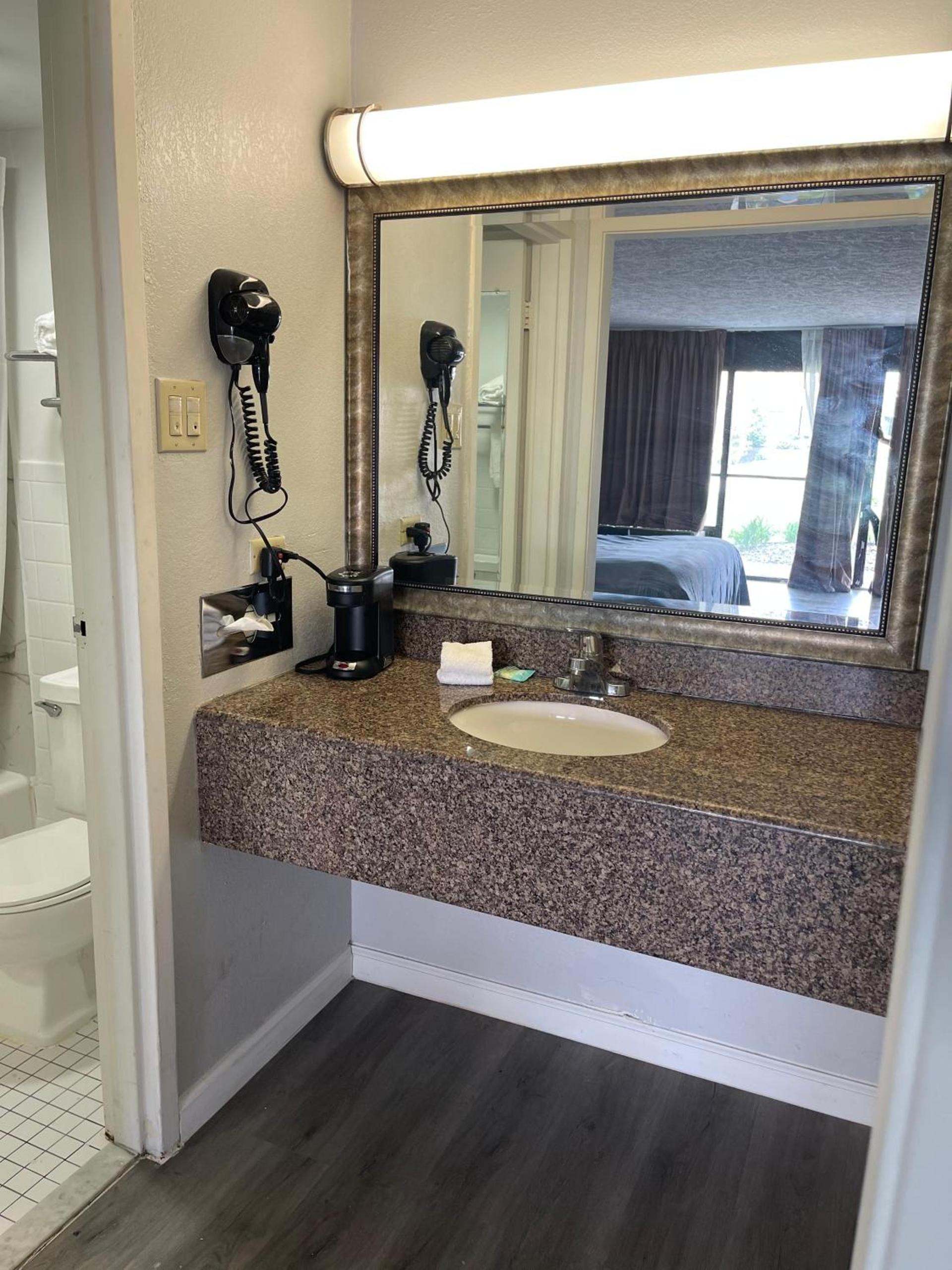 Wilkes-Barre Inn & Suites photo 11