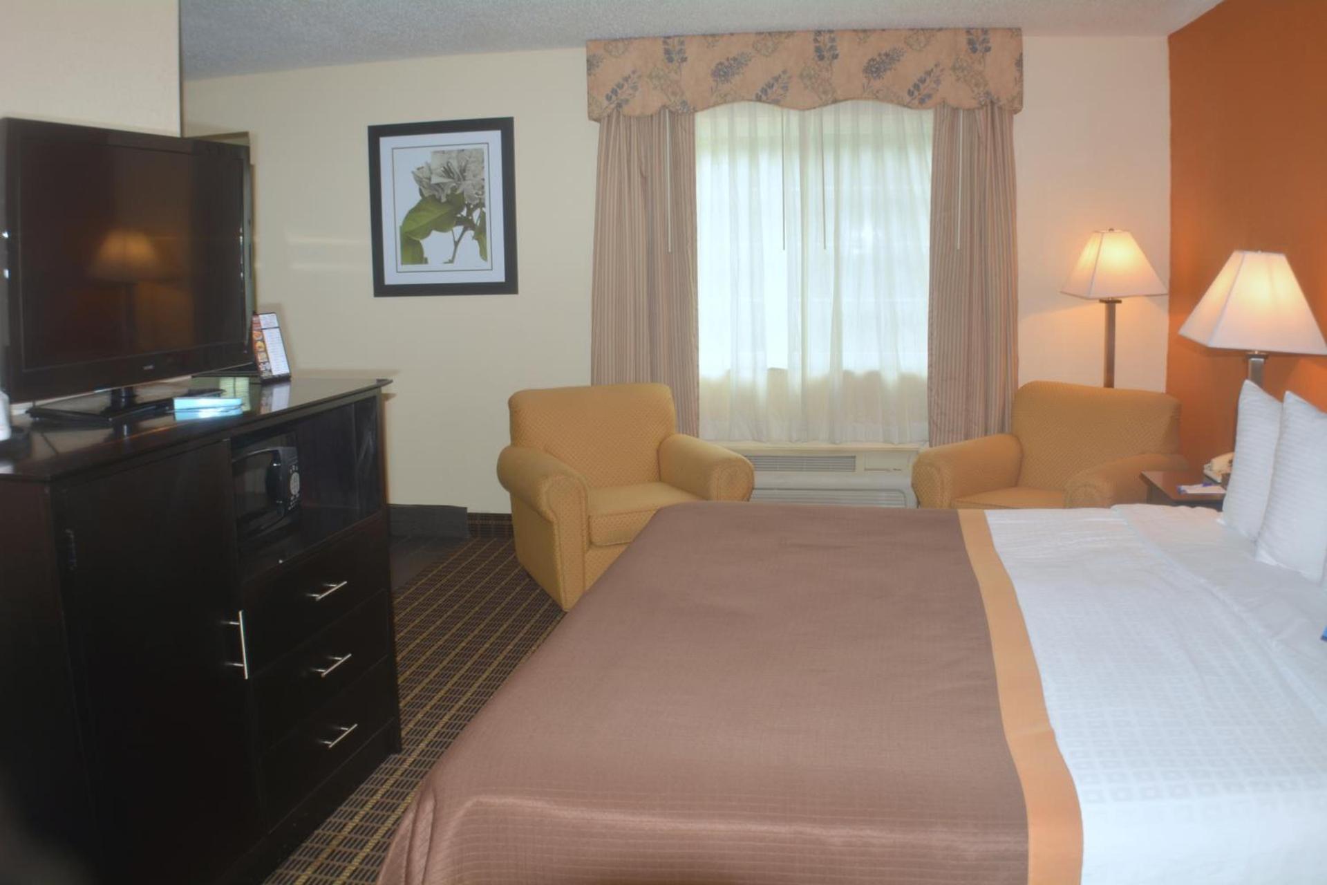 Baymont by Wyndham Muskegon photo 21